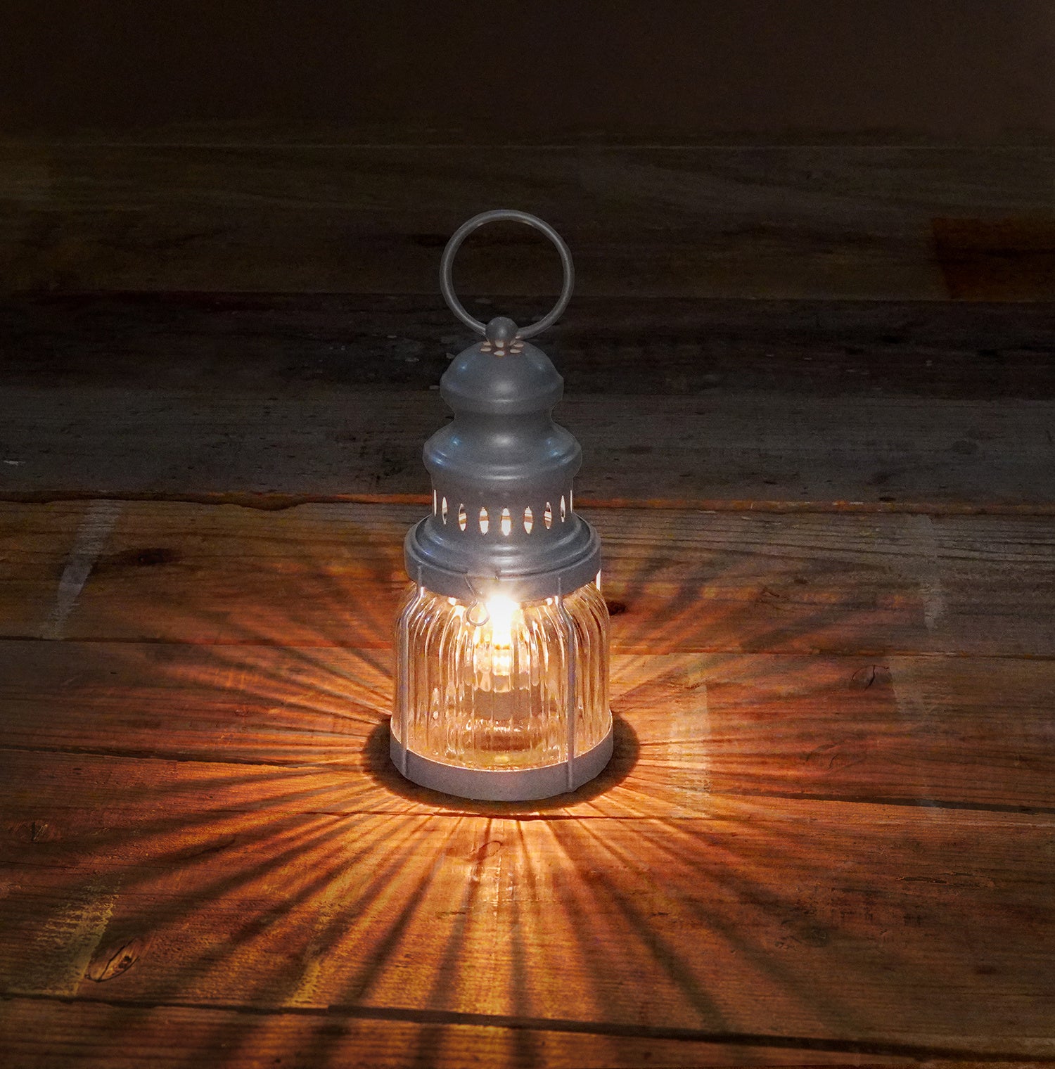 アウトドアで人気！ノスタルジックな雰囲気の「クラシックランタン」に