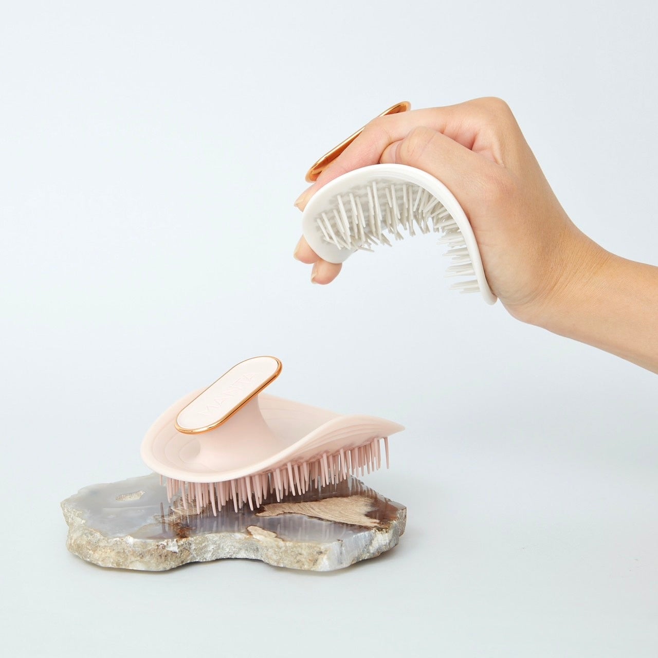 メイクアップキッチン＞イギリス発 ウェルネスヘアケアブラシ「MANTA