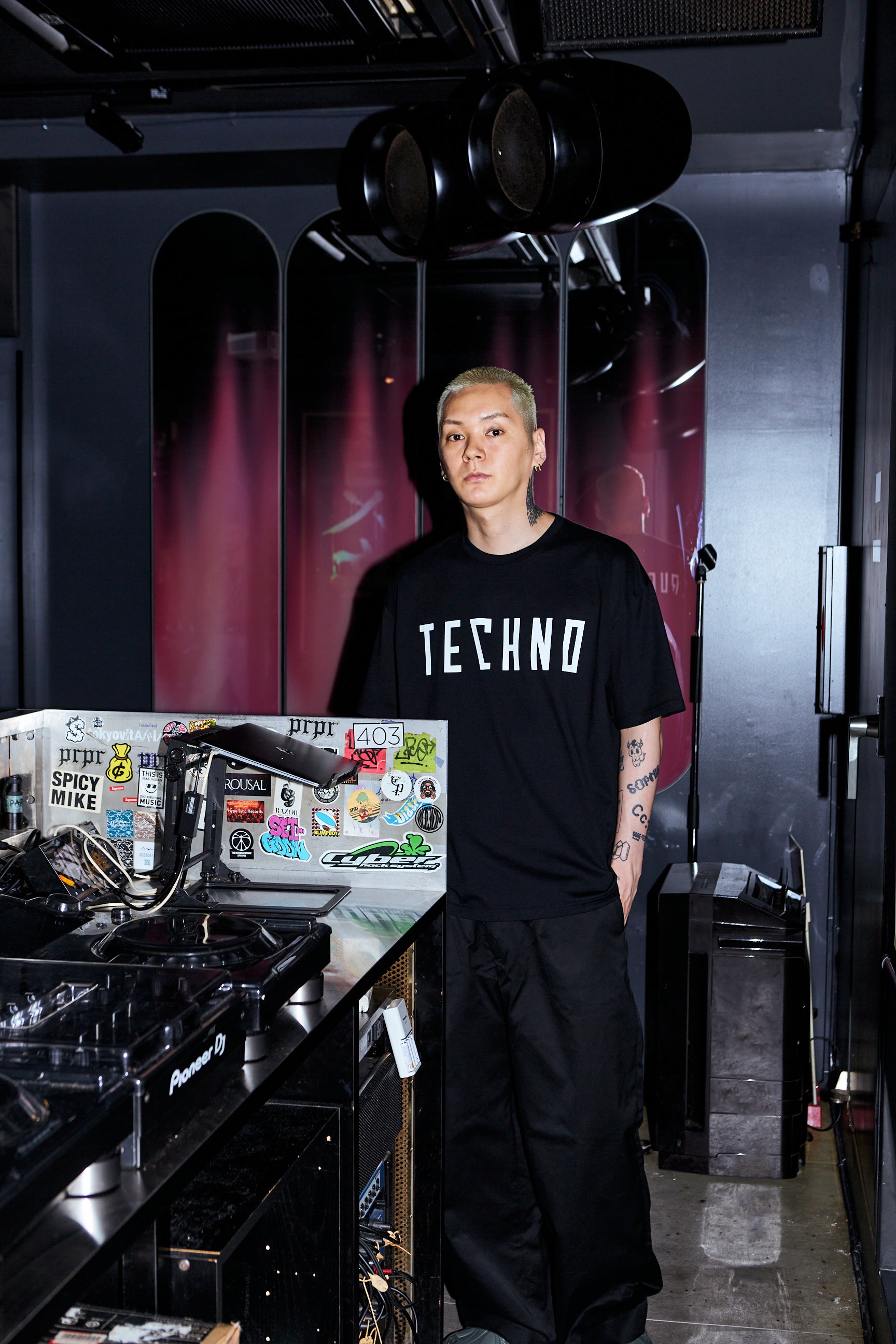 瀧見憲司が主宰するCRUE-L RECORDS (クルーエル・レコード)とWAVE