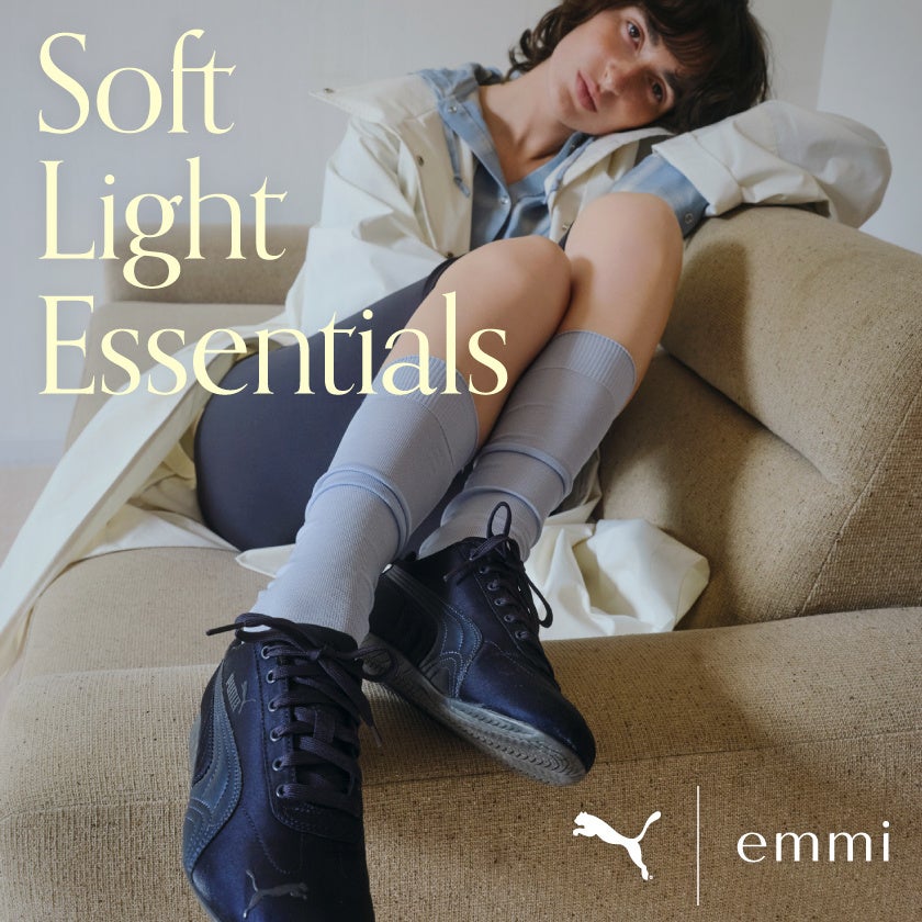 emmi】ネイビーを基調に、春らしいサテン素材のSPEEDCAT2型を別注＜2月