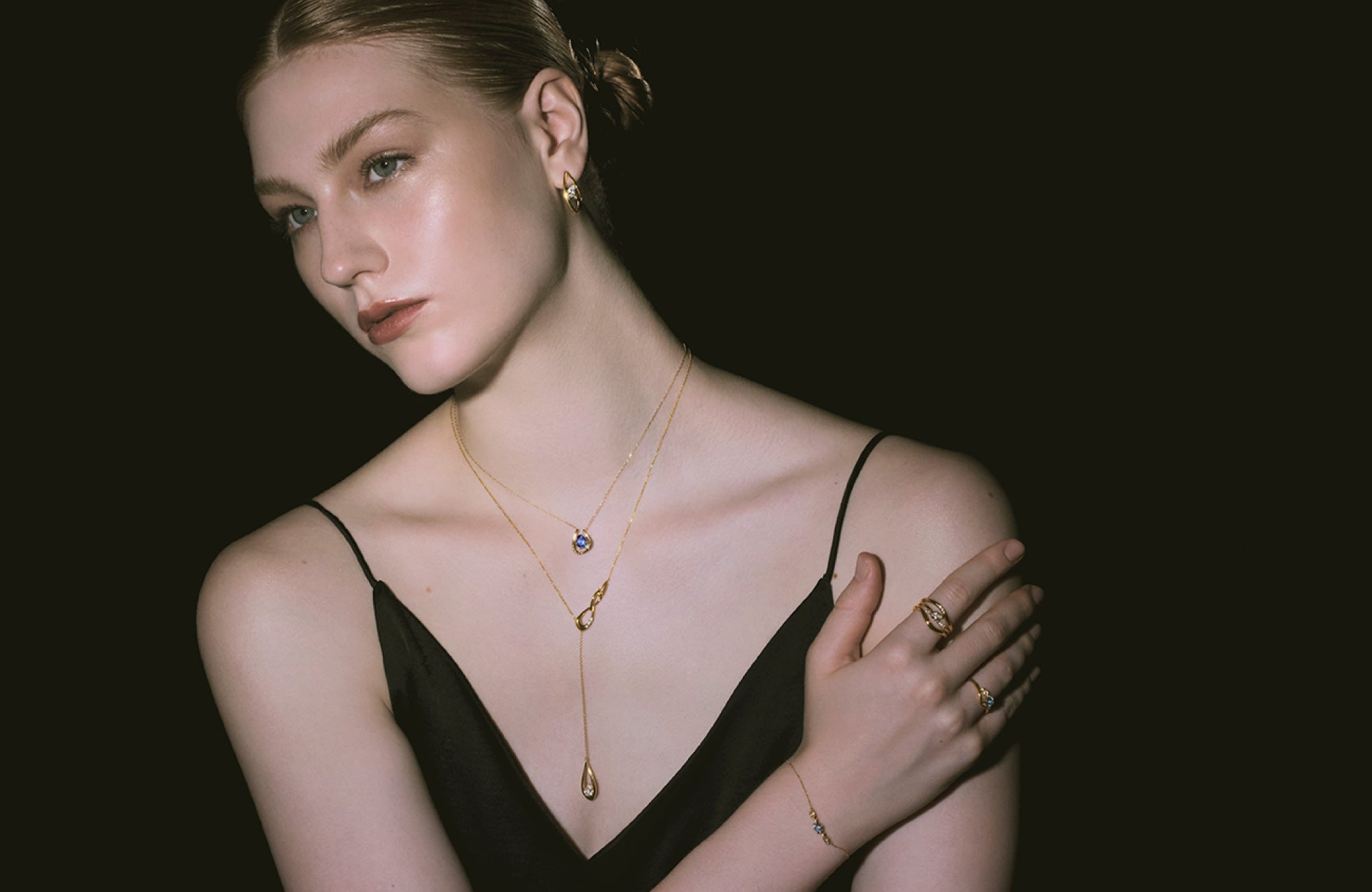 光り輝く美しい夜景を華やかなカラーストーンで表現したジュエリー 4