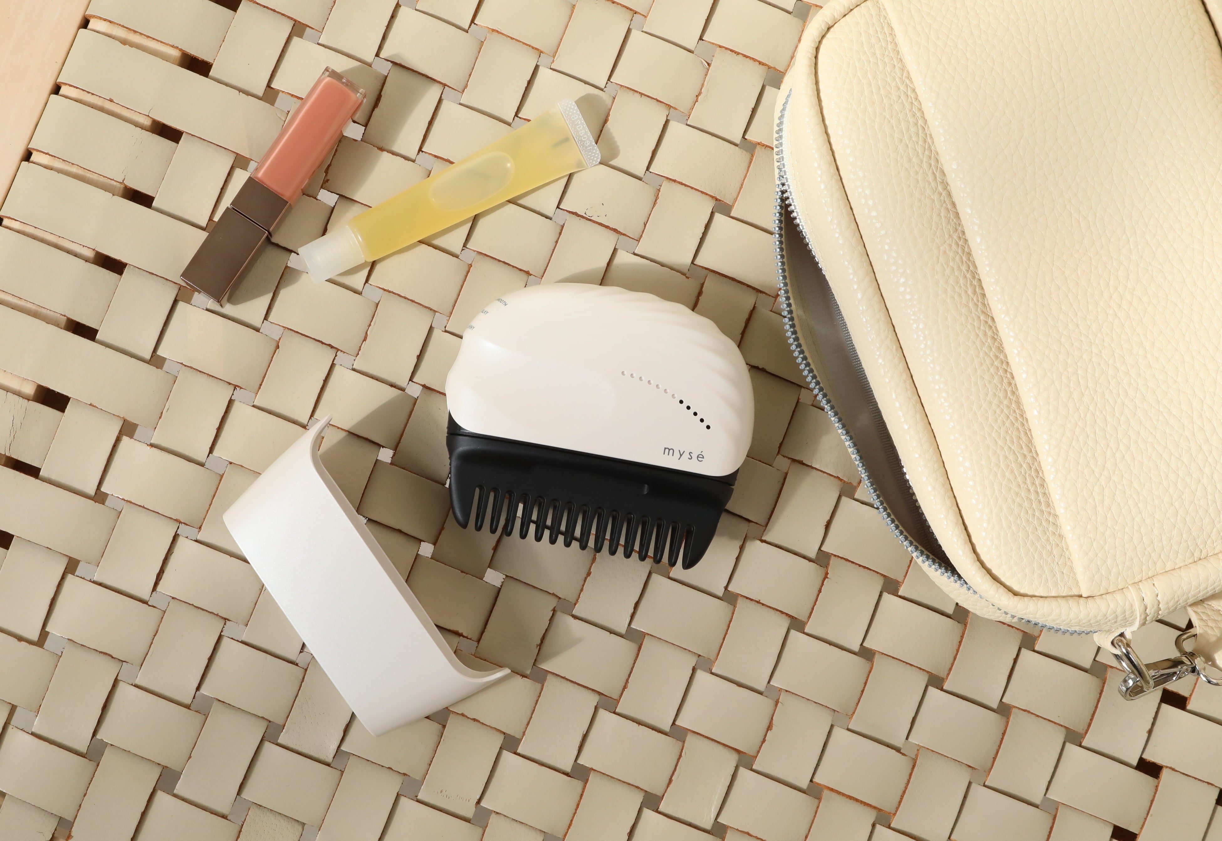 手のひらサイズのスタイリングブラシでいつでもどこでも“ヘア直し”が