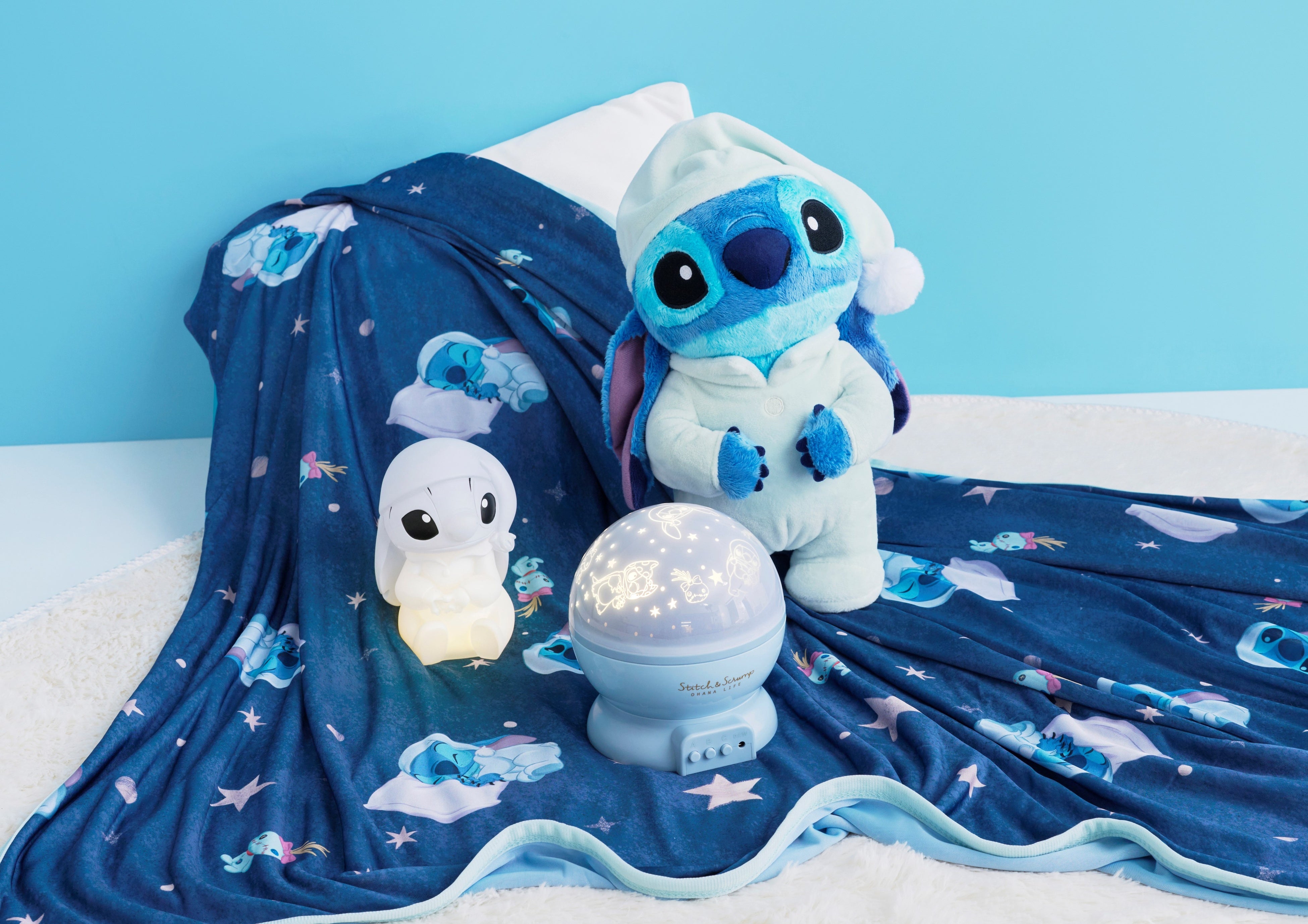 パジャマ姿のスティッチを描いたホーム雑貨でリラックスタイムを満喫