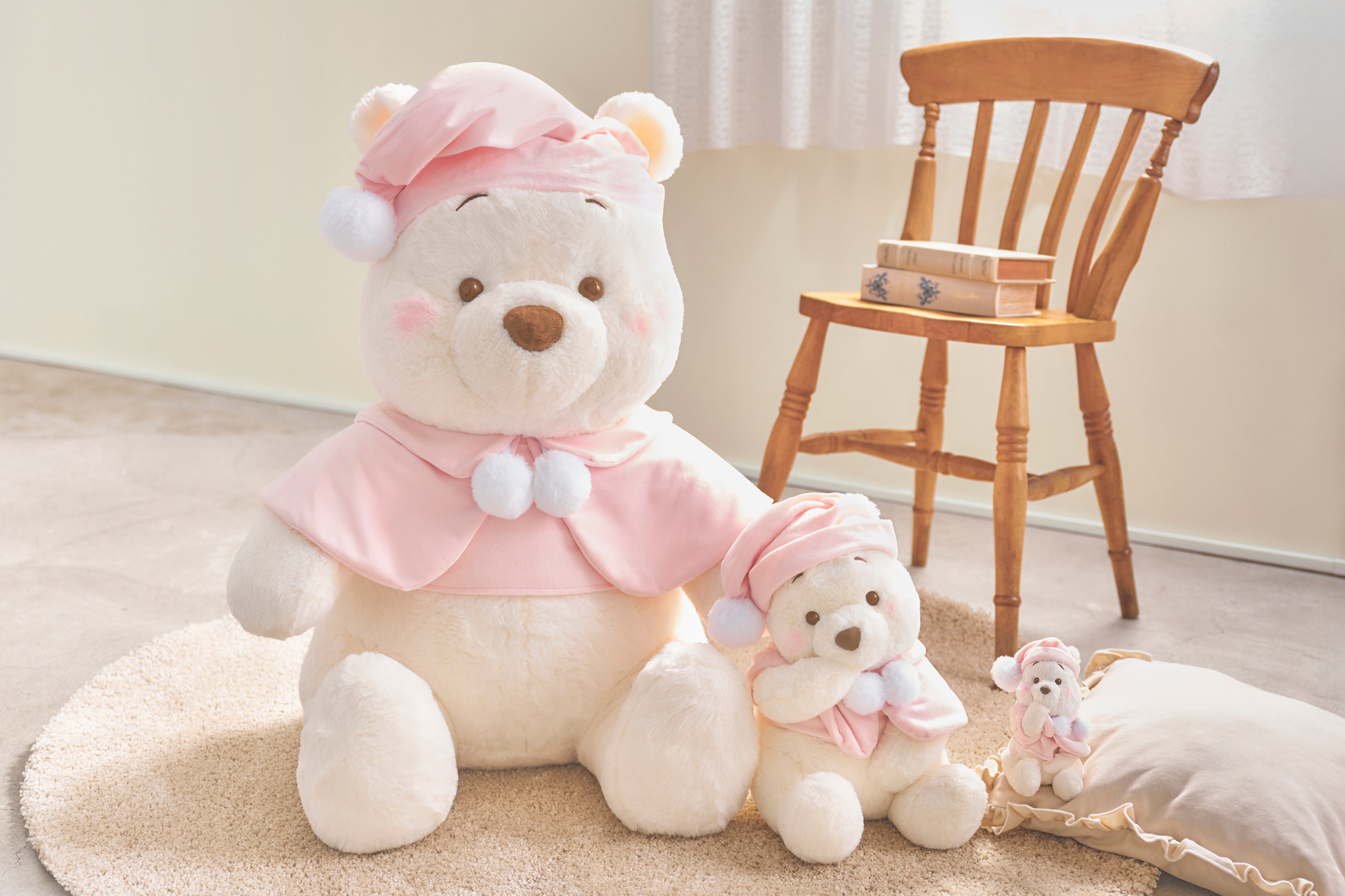 プーさんと仲間たちがフルーツラテカラーのあったかケープとポンポン