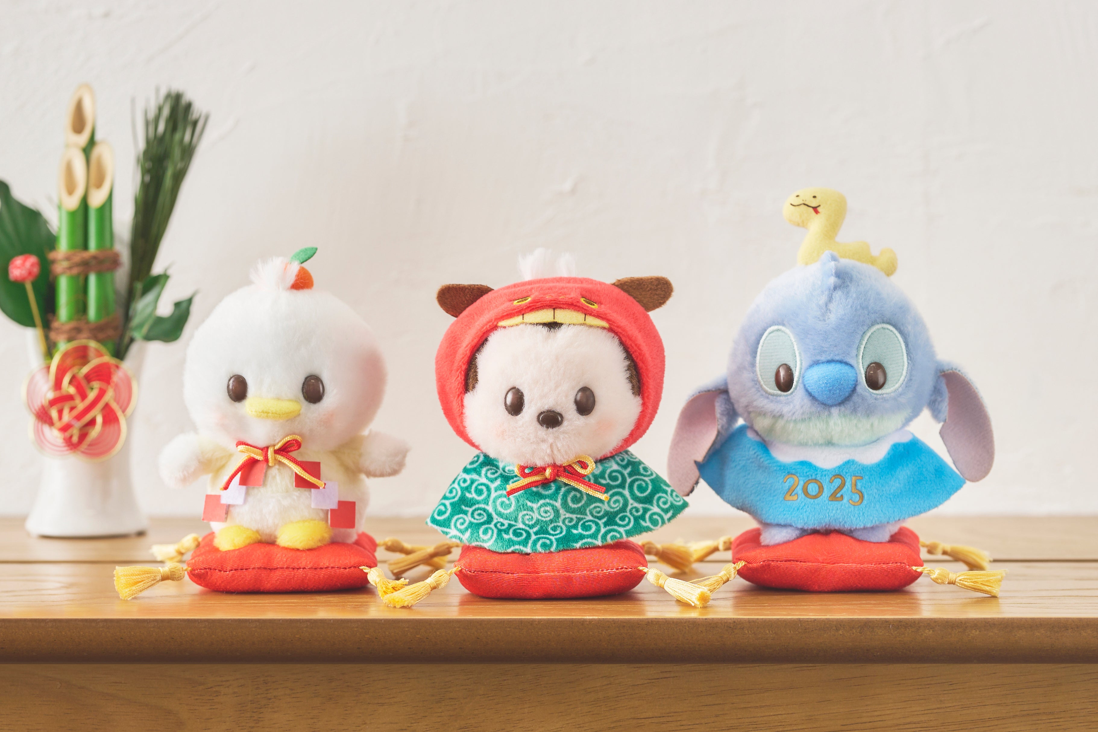 2025年の巳年にちなんだコスチュームのプーさんたちが登場！豊富な