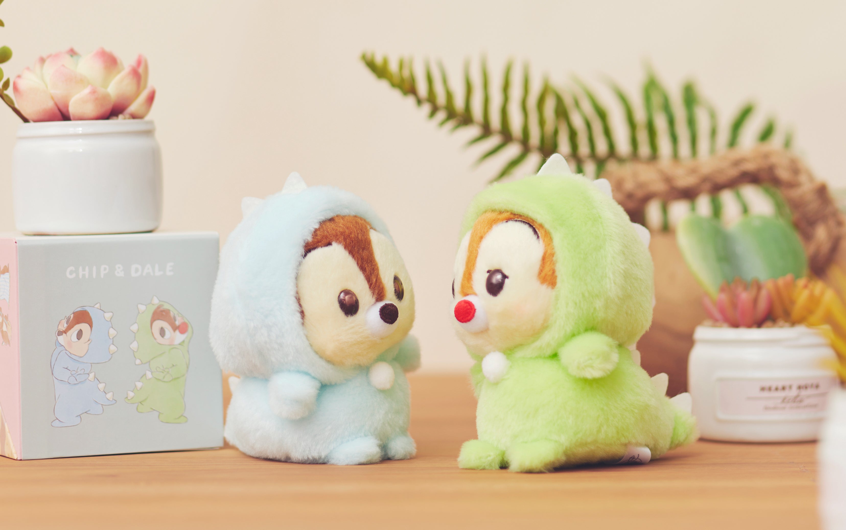 4月2日はチップとデールのお誕生日！“恐竜ごっこ”を仲良く楽しんでいる