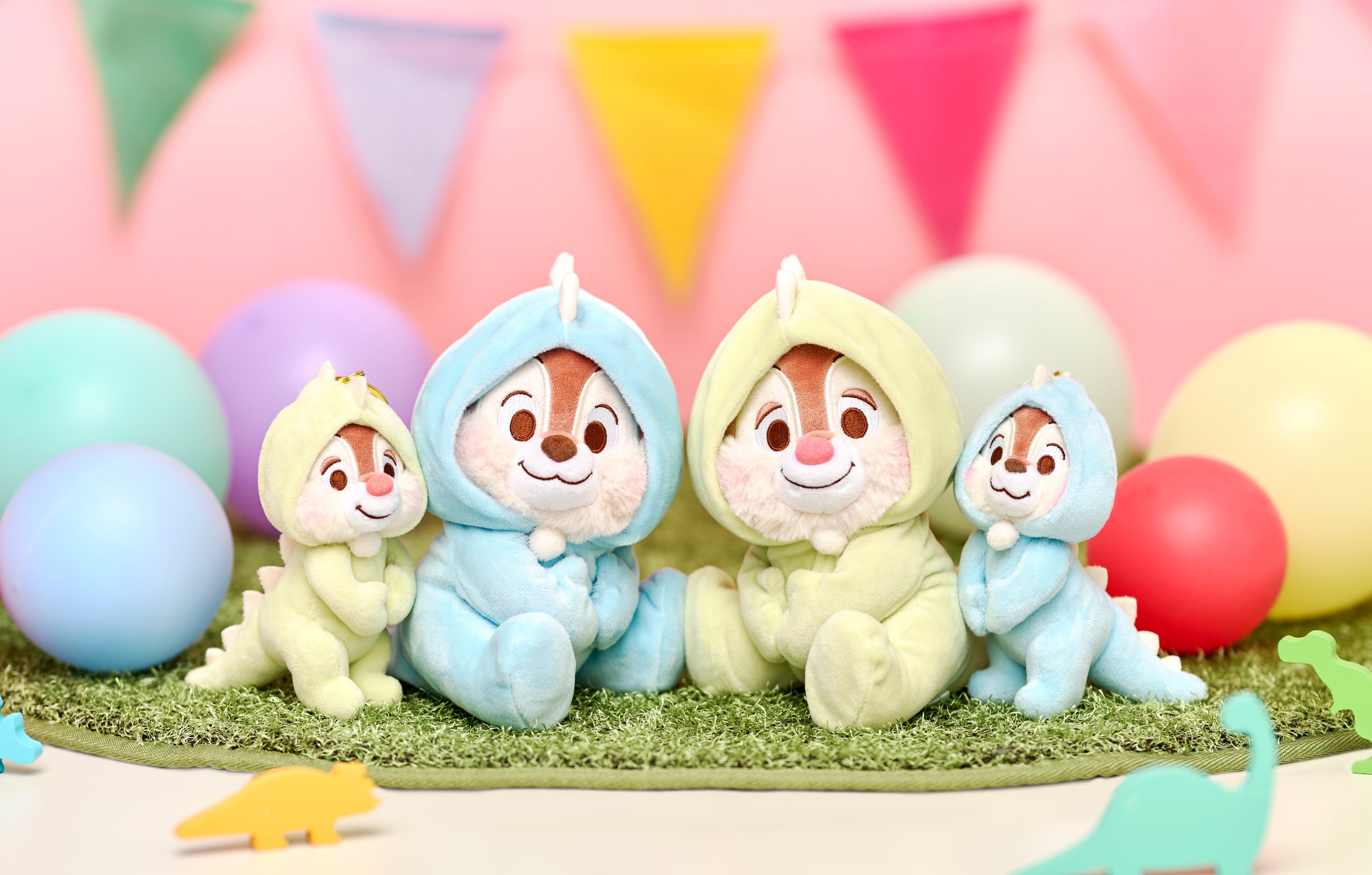 4月2日はチップとデールのお誕生日！“恐竜ごっこ”を仲良く楽しんでいる