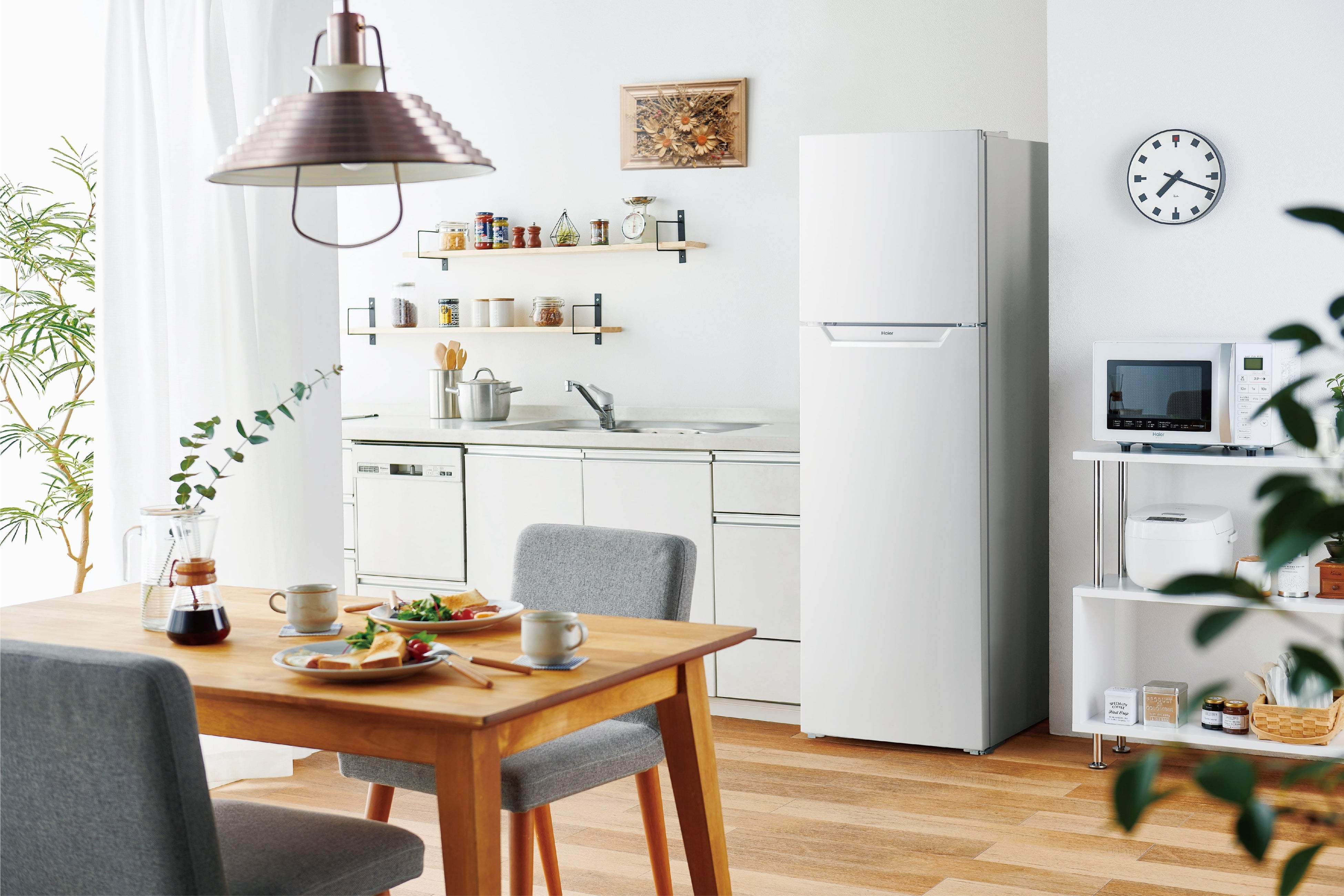 ハイアール、トップフリーザー採用のスリムボディ冷凍冷蔵庫と、空間の