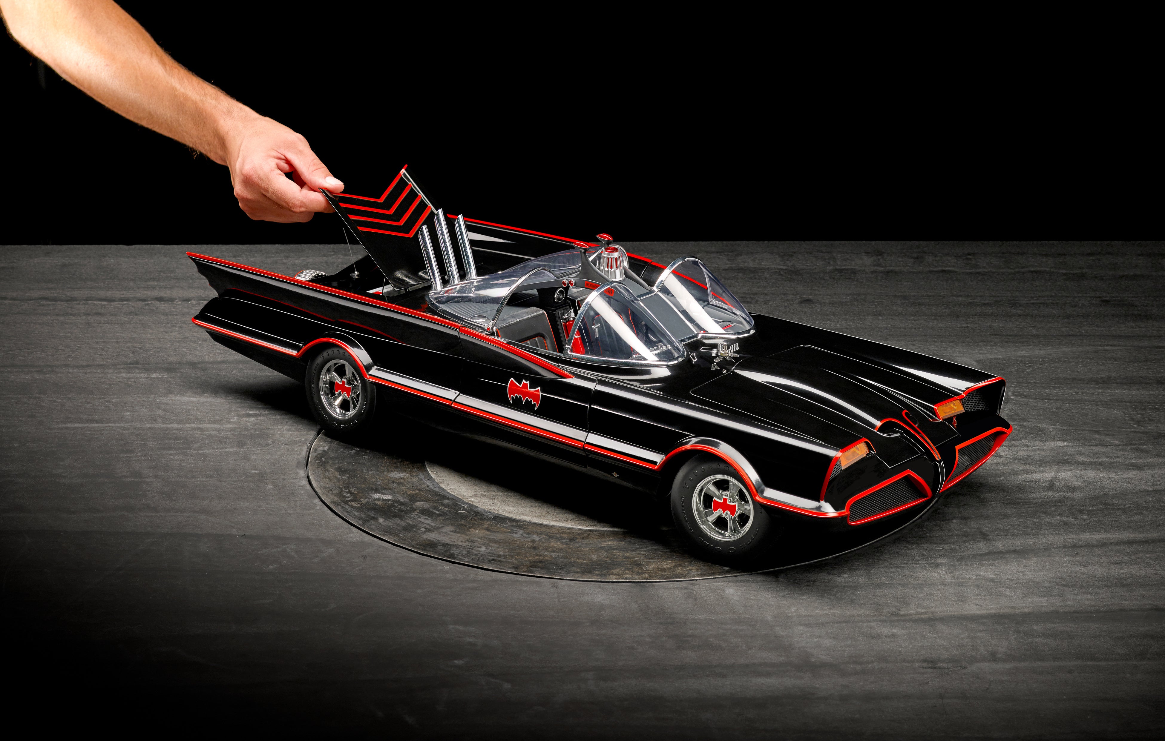 価格変更1/18 マテル バットモービルTVシリーズ1966 クローム 未開封品