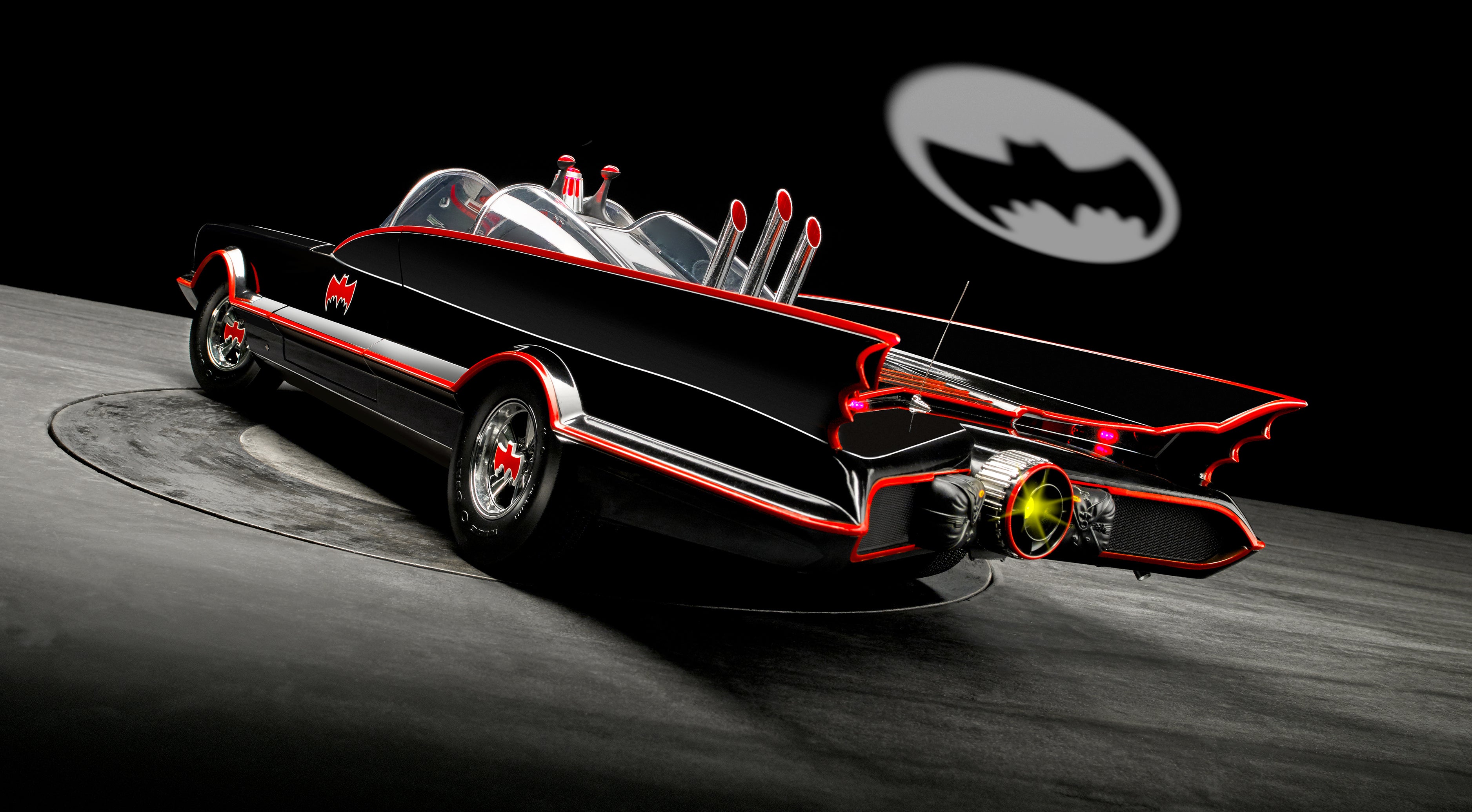 初代実写TVシリーズに登場する名車が1/8スケールで蘇る 『バット