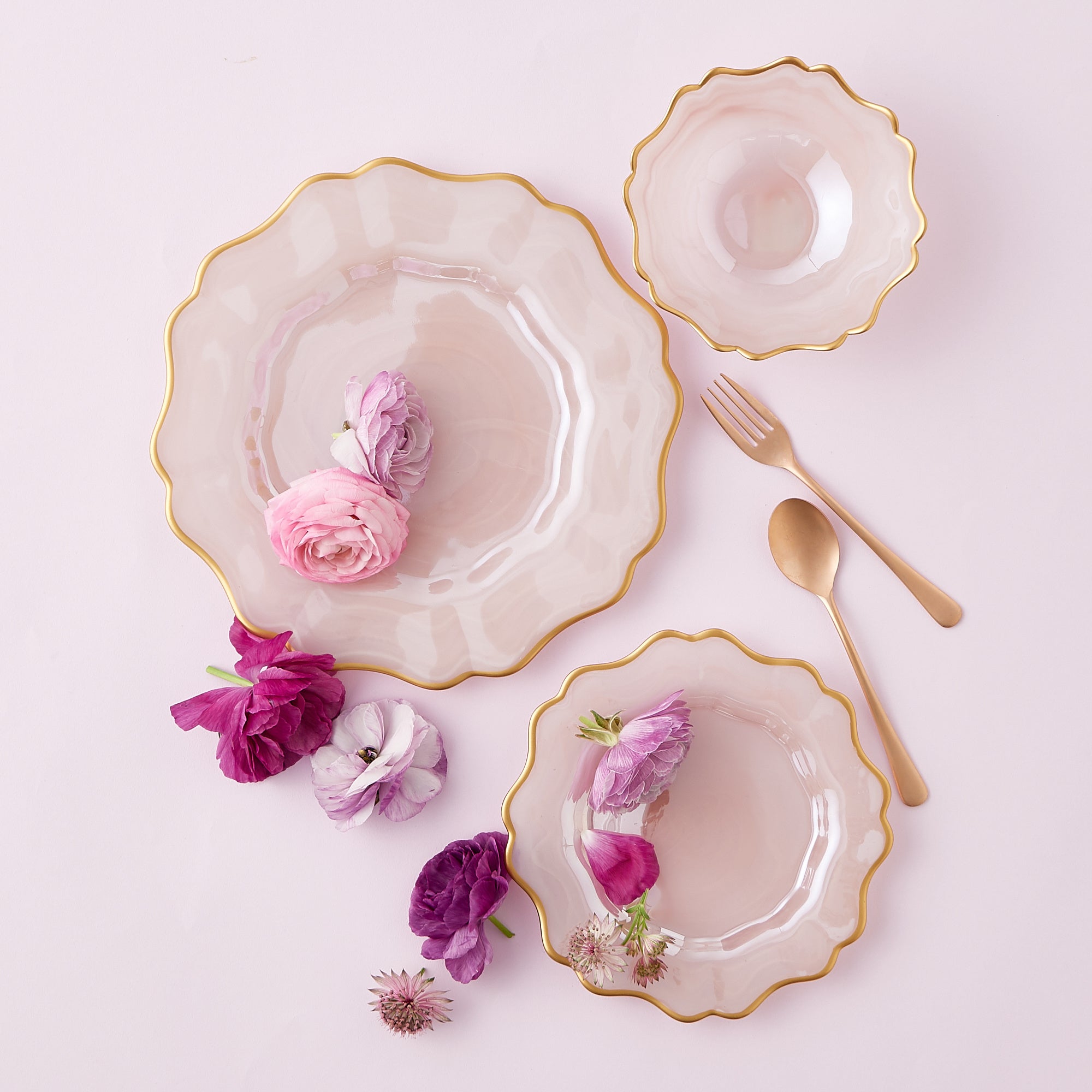 コーディネートをワンランクアップするフラワーインテリアアイテムのご