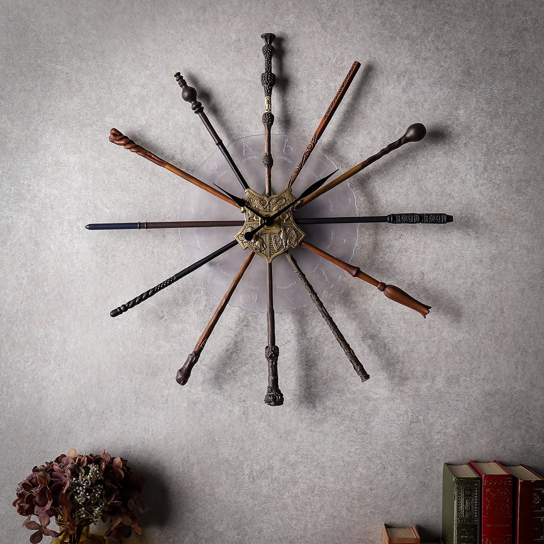 ホグワーツ魔法魔術学校の12人の魔法使いの杖をデザインした壁掛け時計