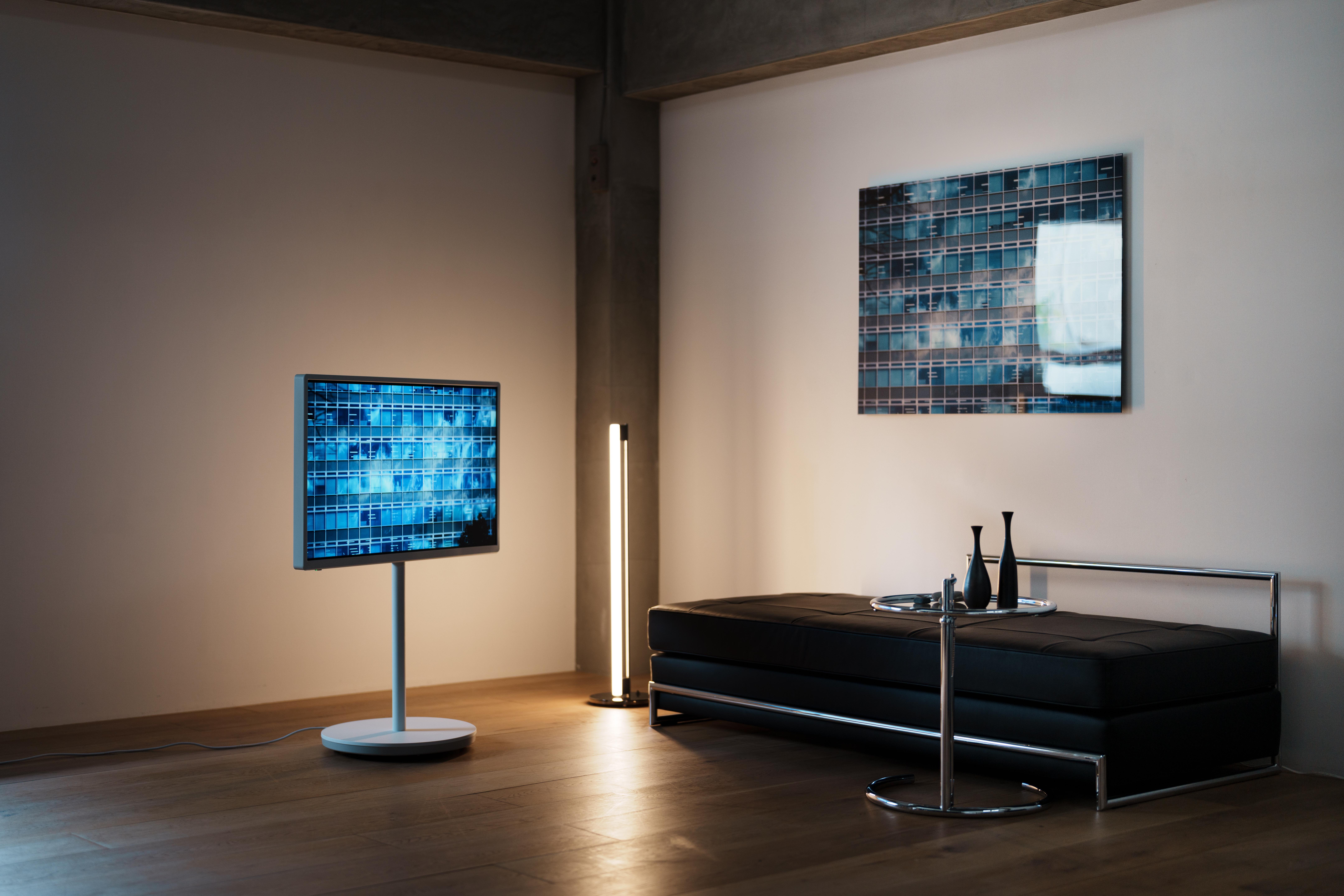 洗練された空間と、くつろぐ時間。そこに自然と溶けこむテレビ