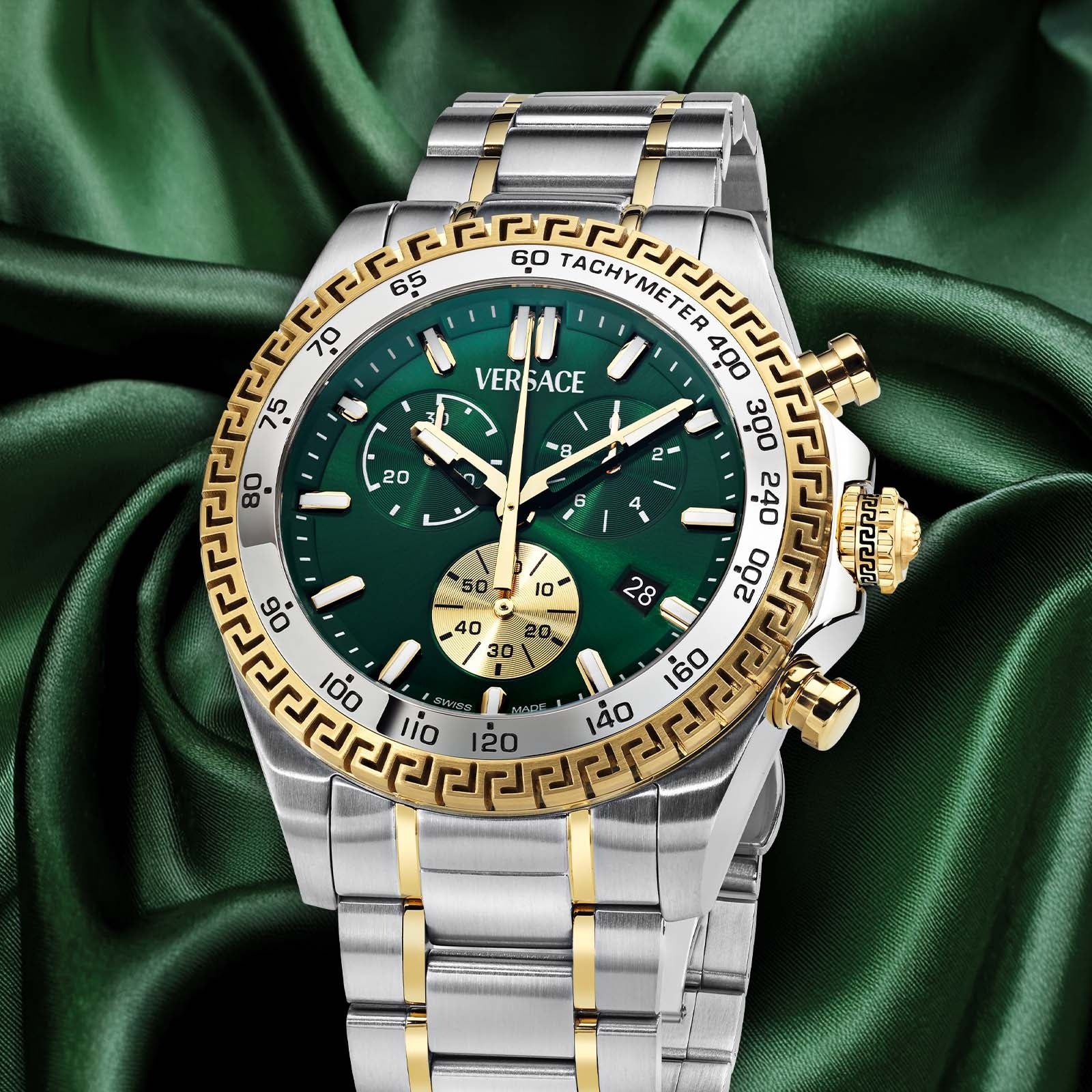 VERSACE』の腕時計から、グレカ模様をタキメーターの外側に刻印した