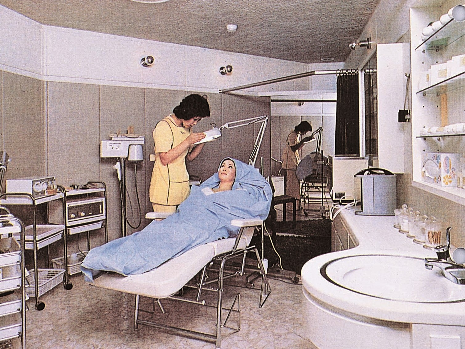 23年ぶり、パーソナル美顔器の新ブランド「ルミエ」誕生 | 株式会社