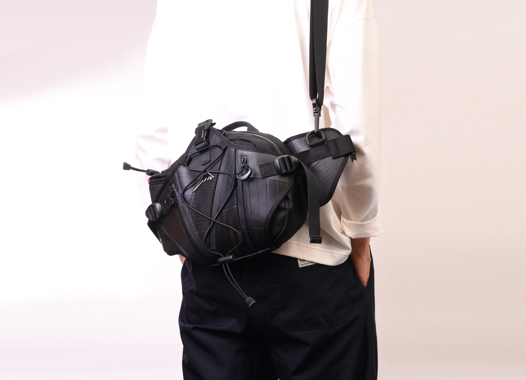 廃タイヤをアップサイクルしたライダー向けヒップバッグ。「SEAL」と