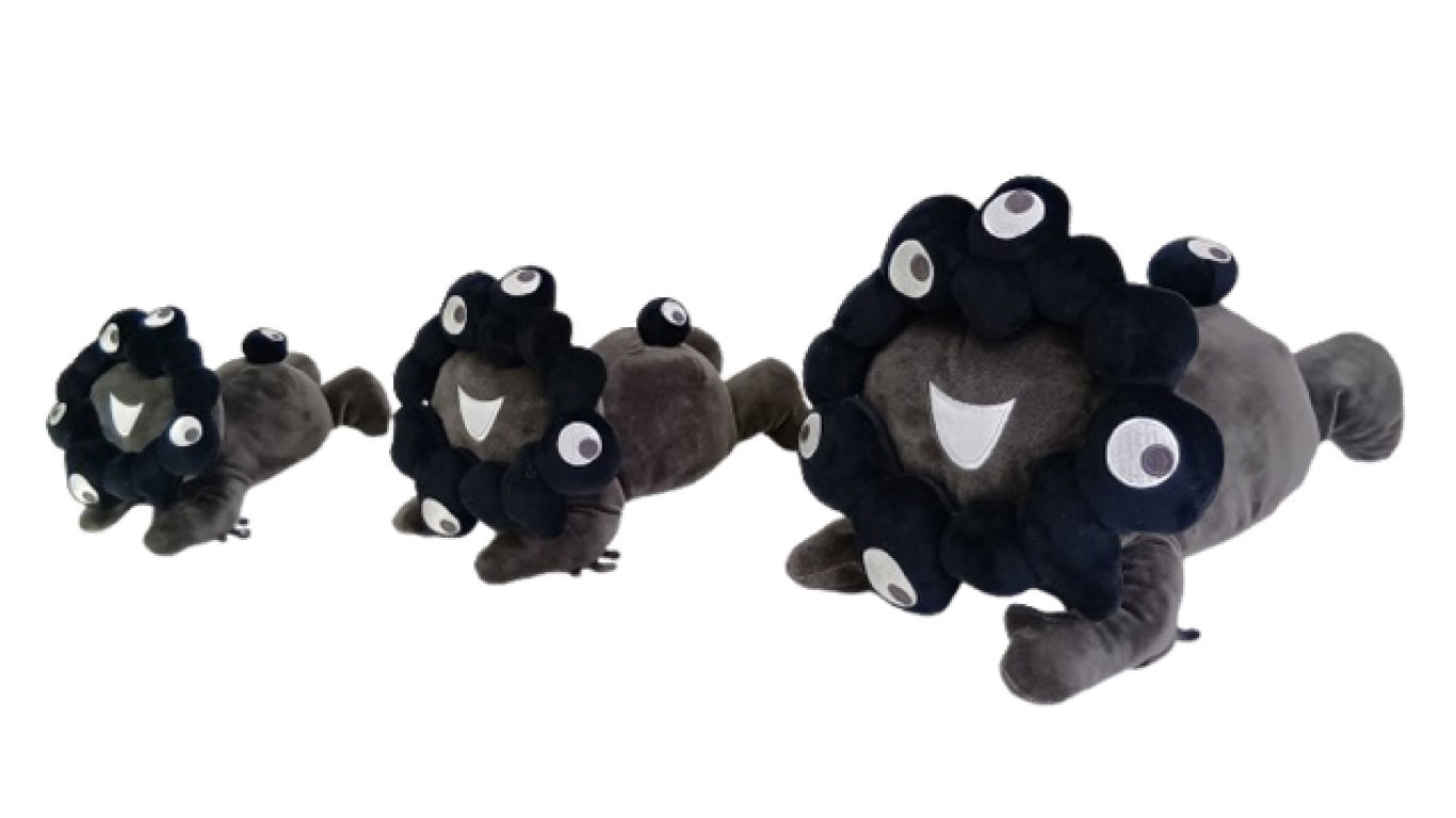 2025大阪・関西万博】黒ミャクミャクの新商品「お手玉風ぬいぐるみ／這