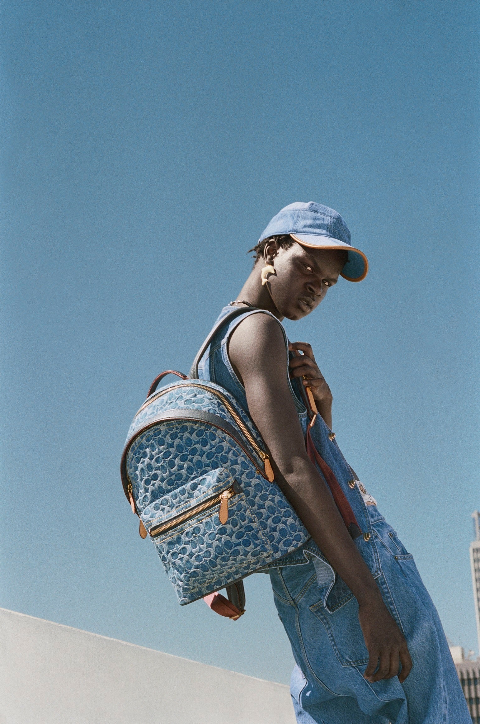 コーチ、 “Denim” コレクションを発売 | タペストリー・ジャパン合同