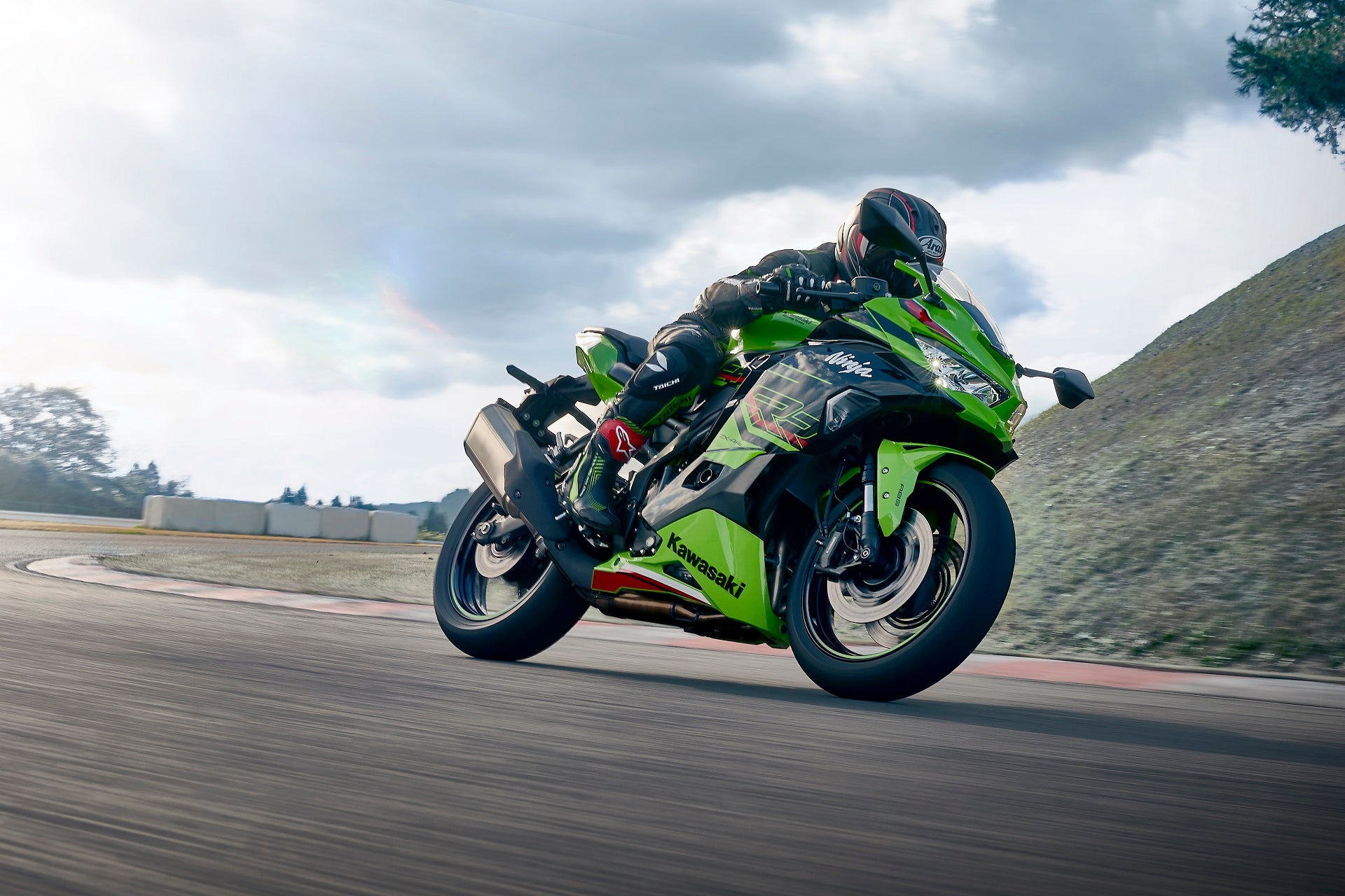 Ninja ZX-25R SE KRT EDITION」が第7回 日本バイクオブザイヤー2024