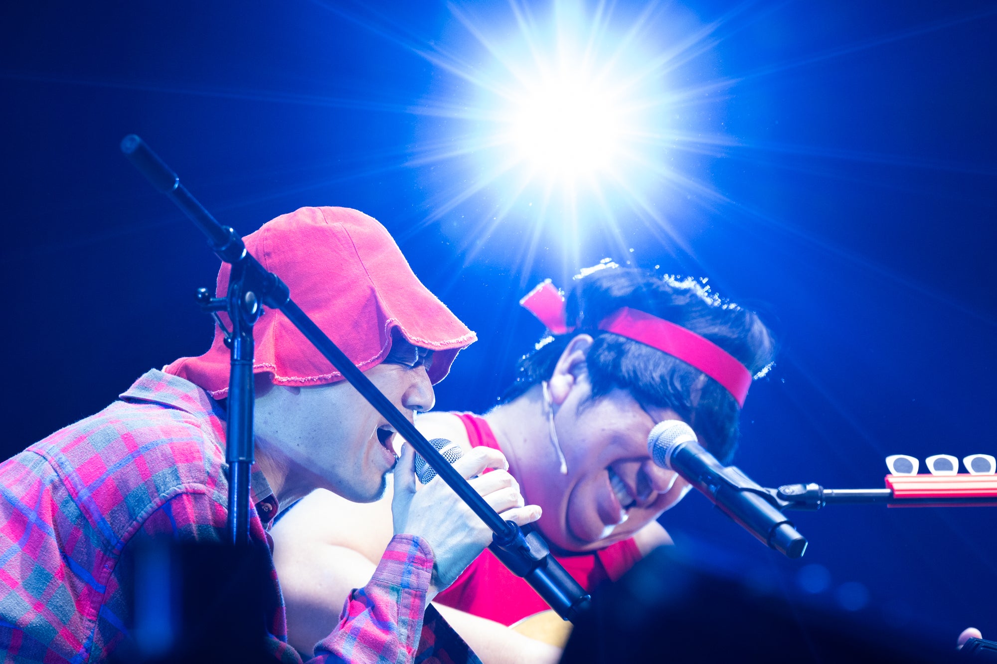 バナナマン扮する「赤えんぴつ」の武道館ライブ公演Blu-ray発売決定