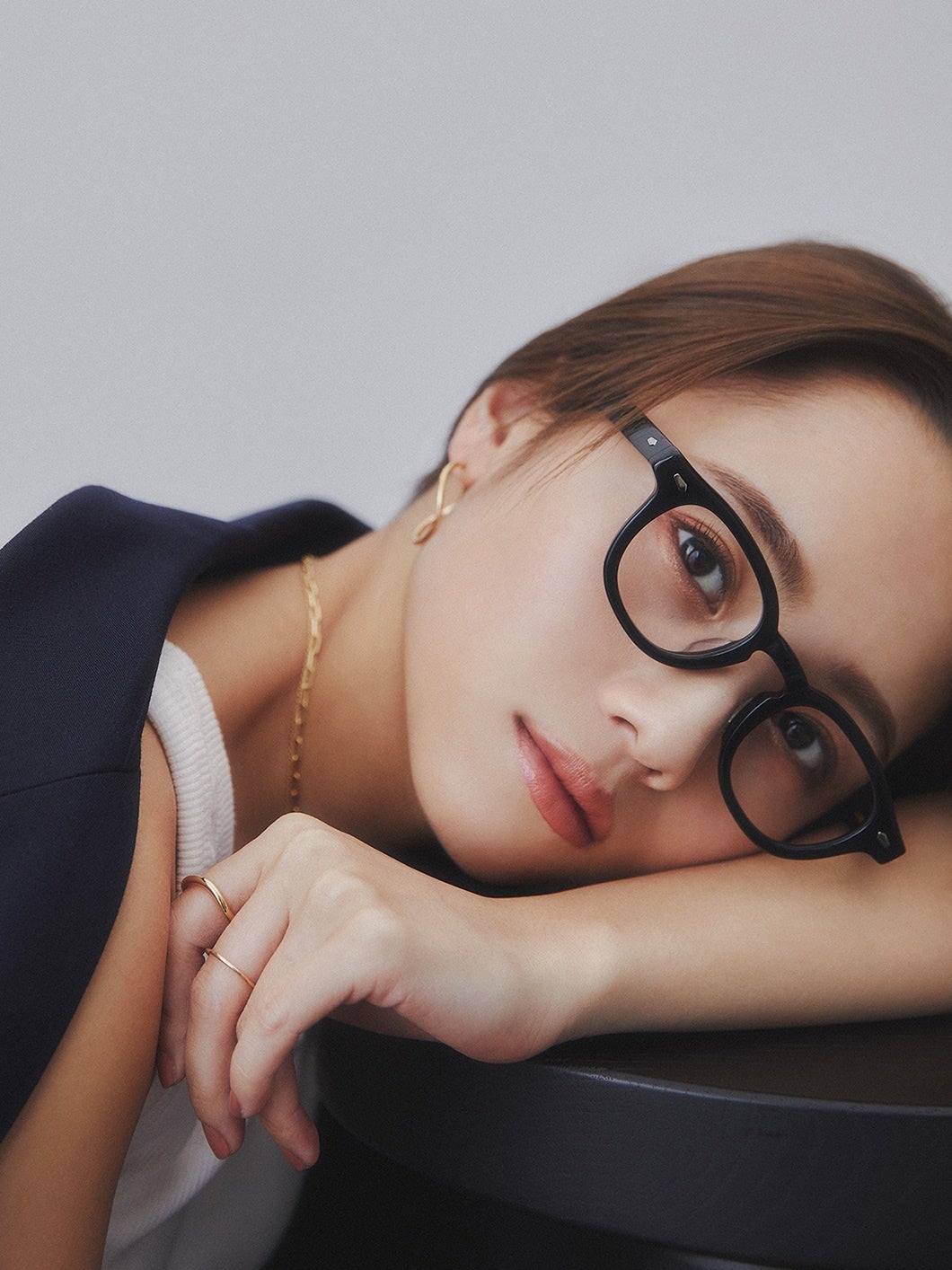 メガネブランド「Zoff」と人気モデル/クリエイターの伊原 葵さんが