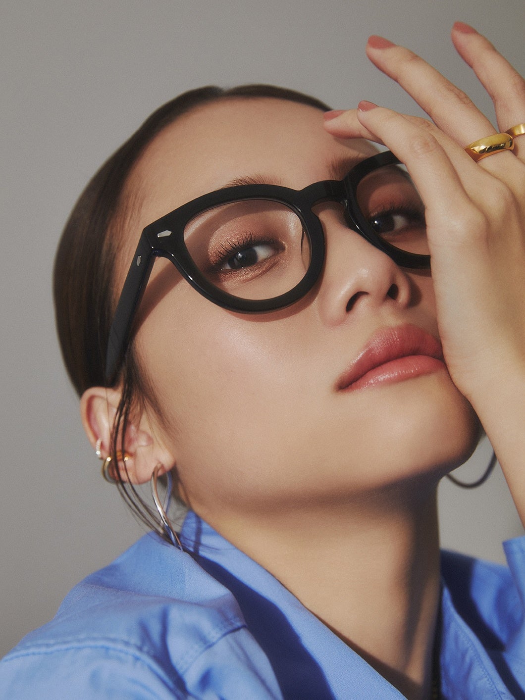 メガネブランド「Zoff」と人気モデル/クリエイターの伊原 葵さんが