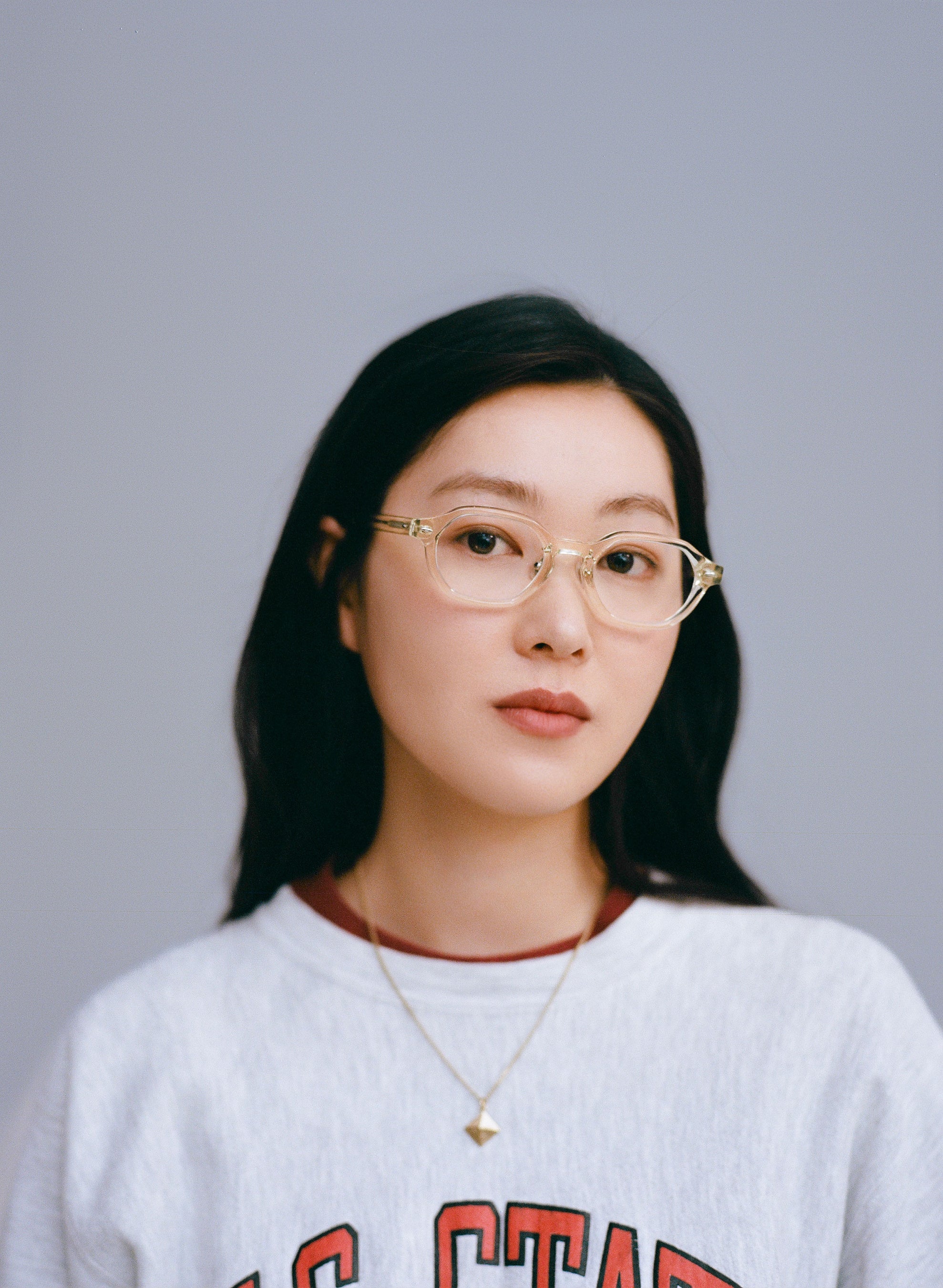 メガネブランド「Zoff」とモデルやフォトグラファーとして活動する