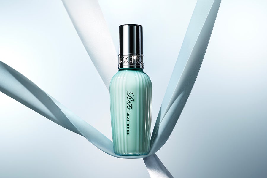 うねりを整え、まっすぐにロック。酸熱の力で仕上げるストレートヘア