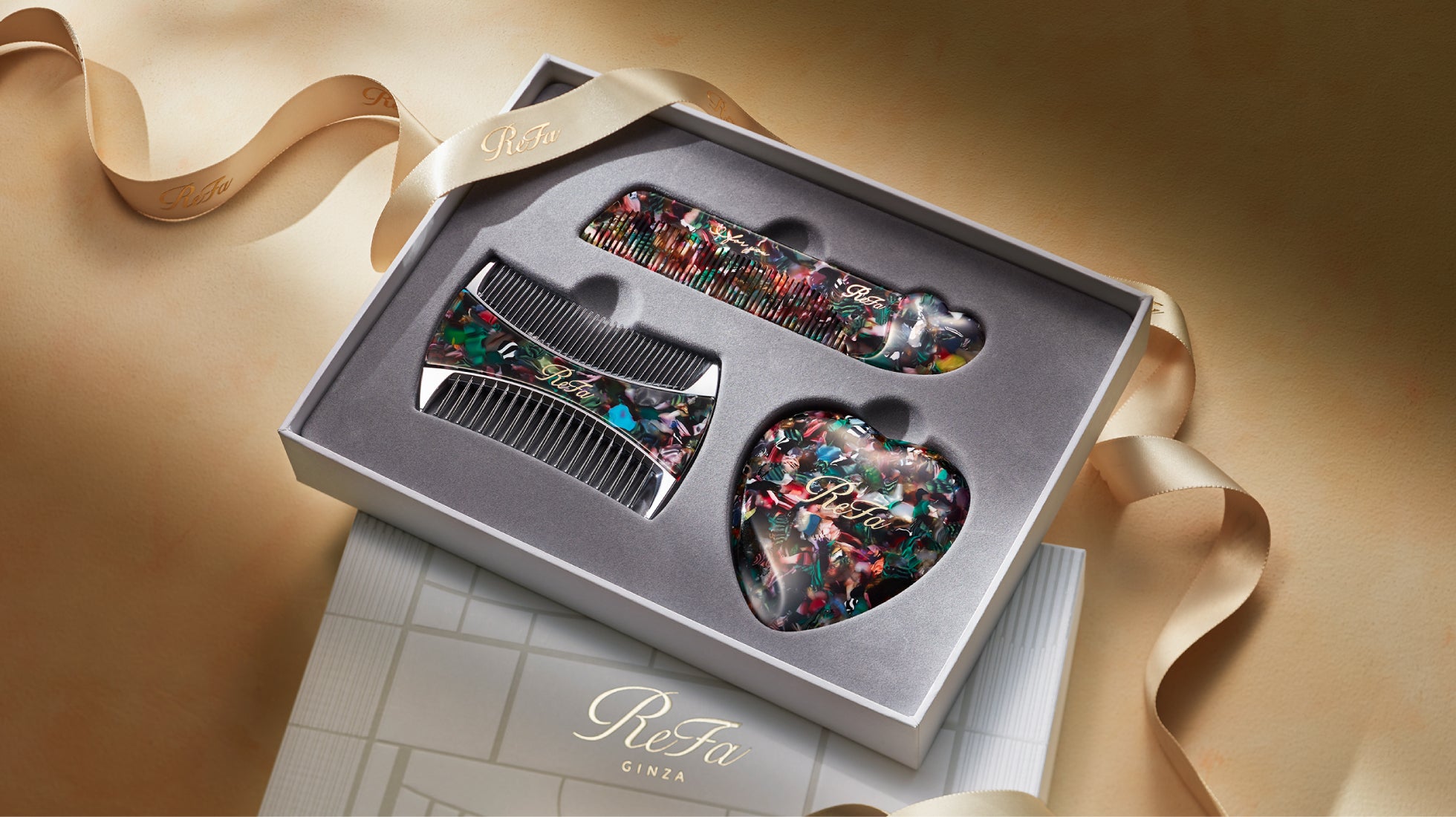 シックで上質なデザインのコーム、ミラーを3点セットにした「ReFa