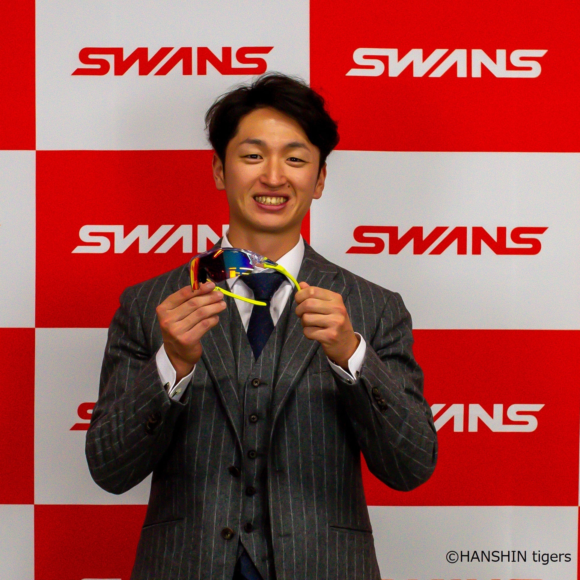 プロ野球・阪神タイガースの近本光司選手とSWANSサングラス・用品契約