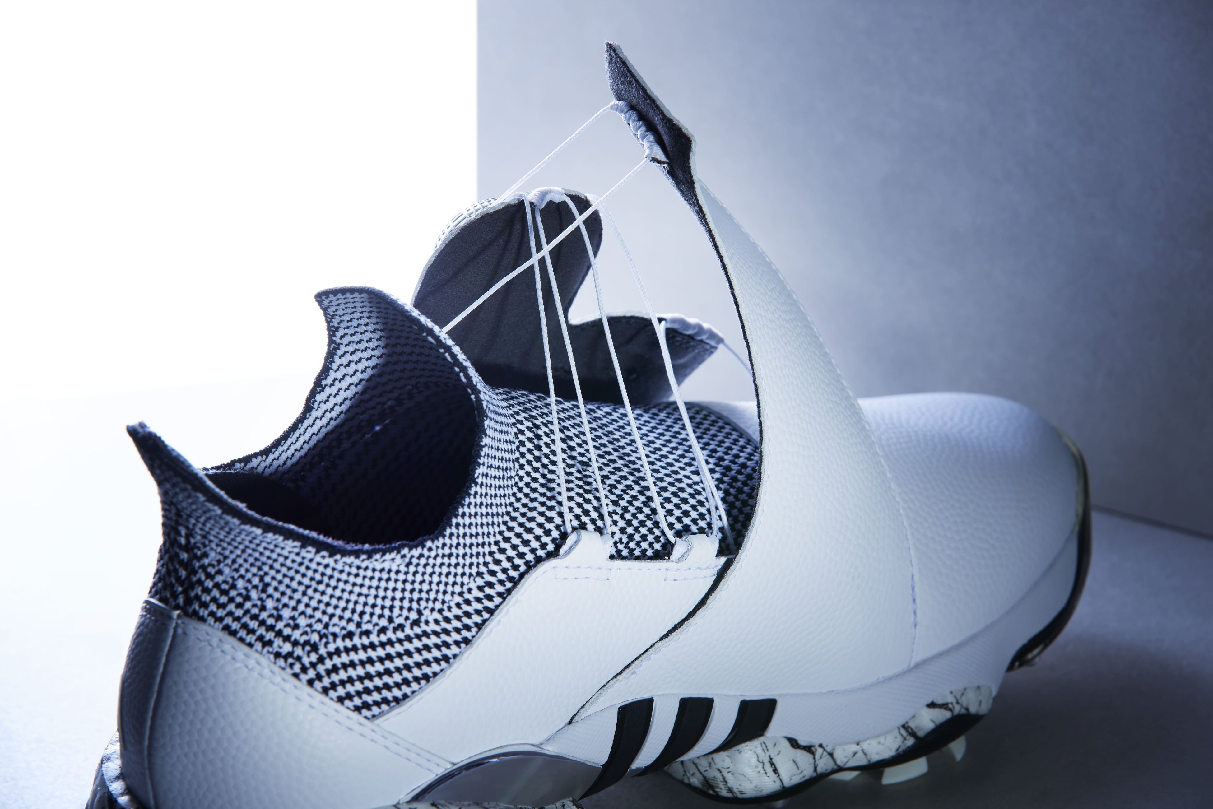 アディダス最新のイノベーションと、プレミアム・ラグジュアリーが融合