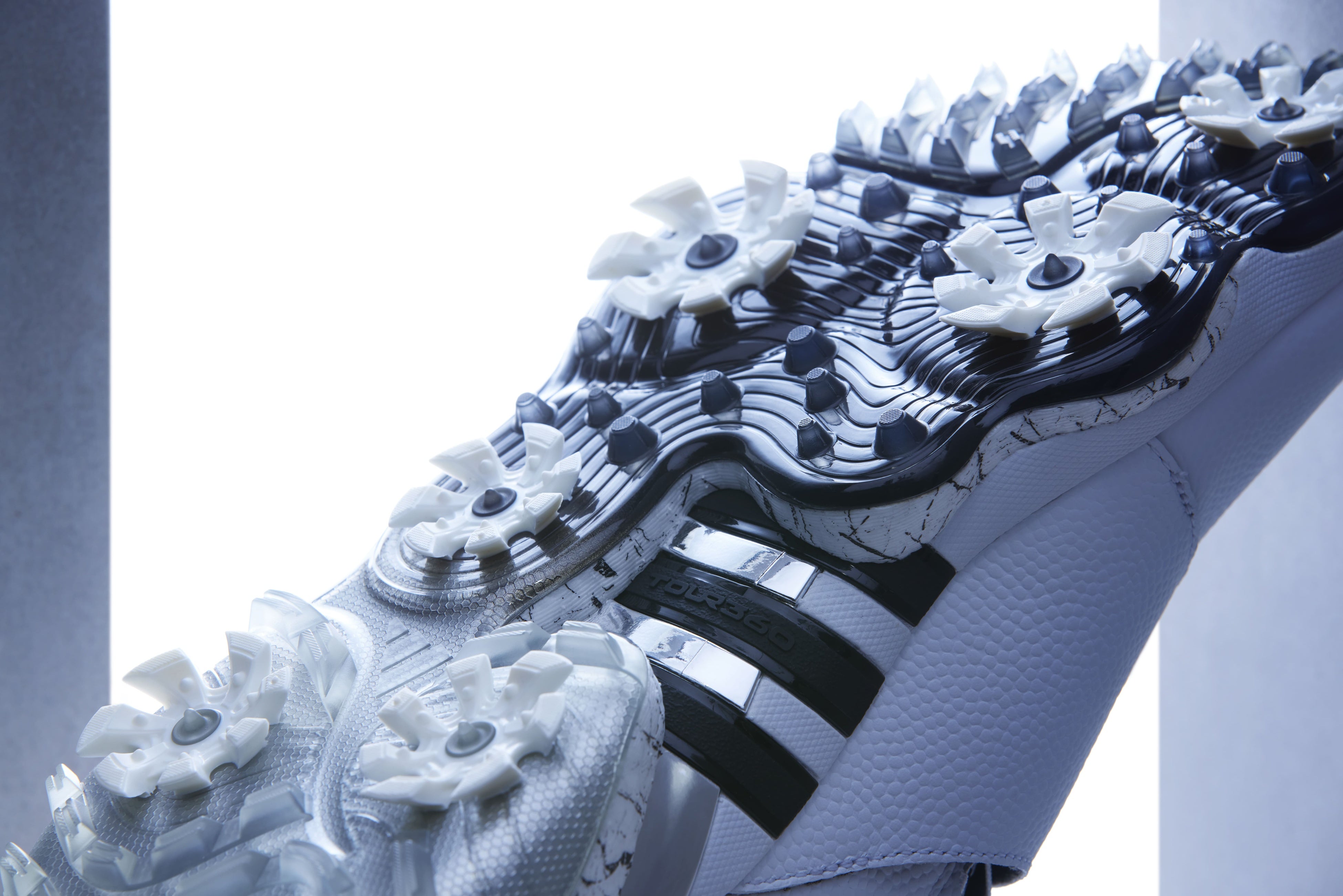 アディダス最新のイノベーションと、プレミアム・ラグジュアリーが融合