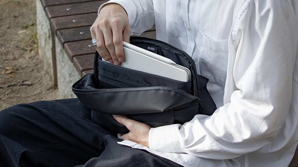 iPadがぴったり収納できる耐水素材のスリングバッグ「TOFTSLING」が新