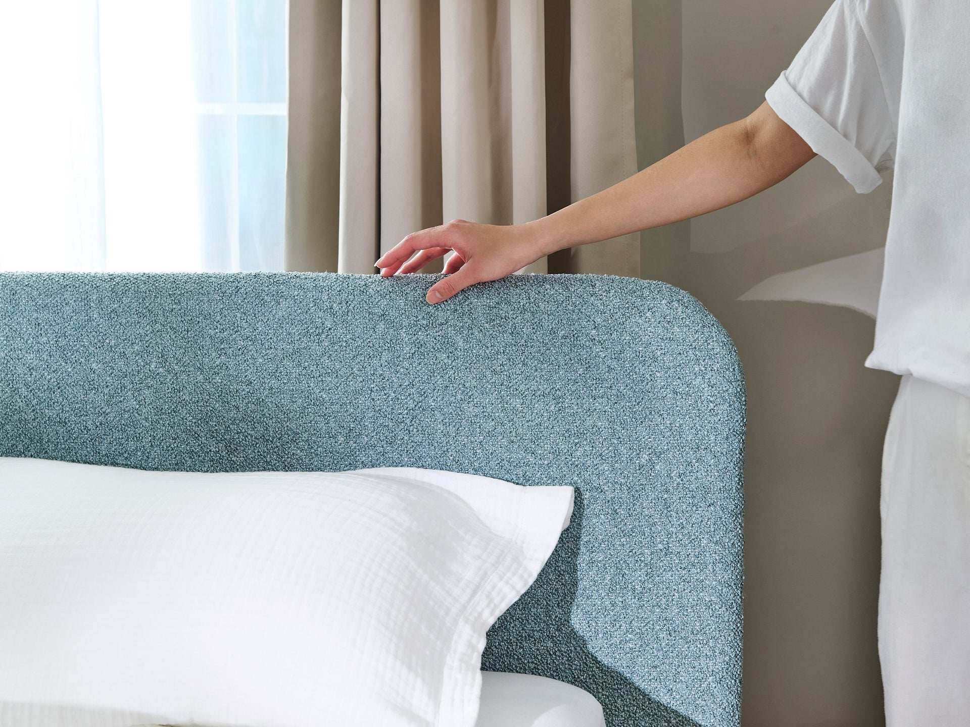 新色も登場、寝室をプレミアムな空間に。「New ファブリックベッド