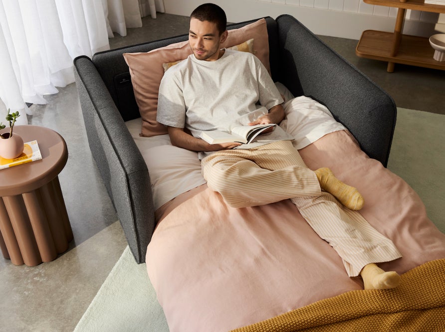 仕事・くつろぎ・睡眠」をソファーベッド1台で叶える。「コアラ