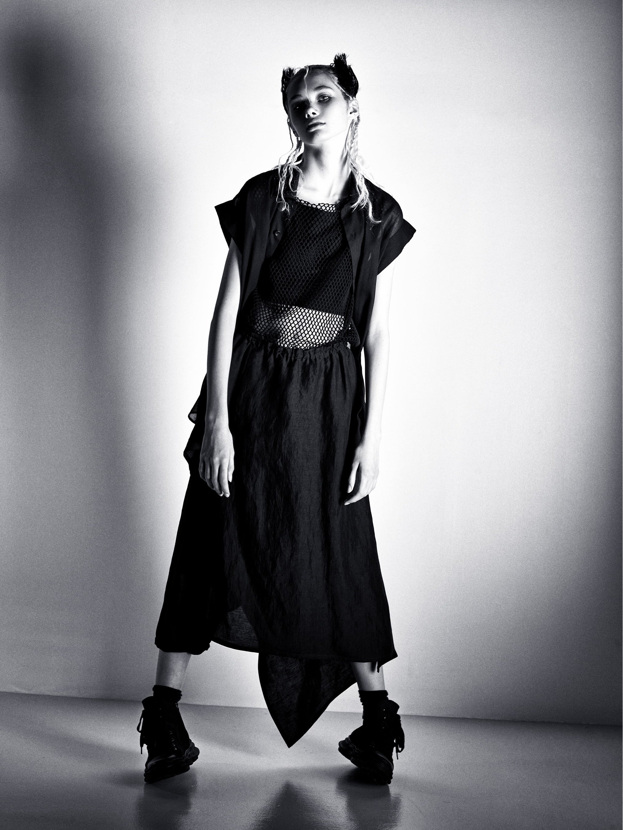 リミ フゥ2023春夏コレクション - 心地よい逸脱感、黒のシアーシャツ