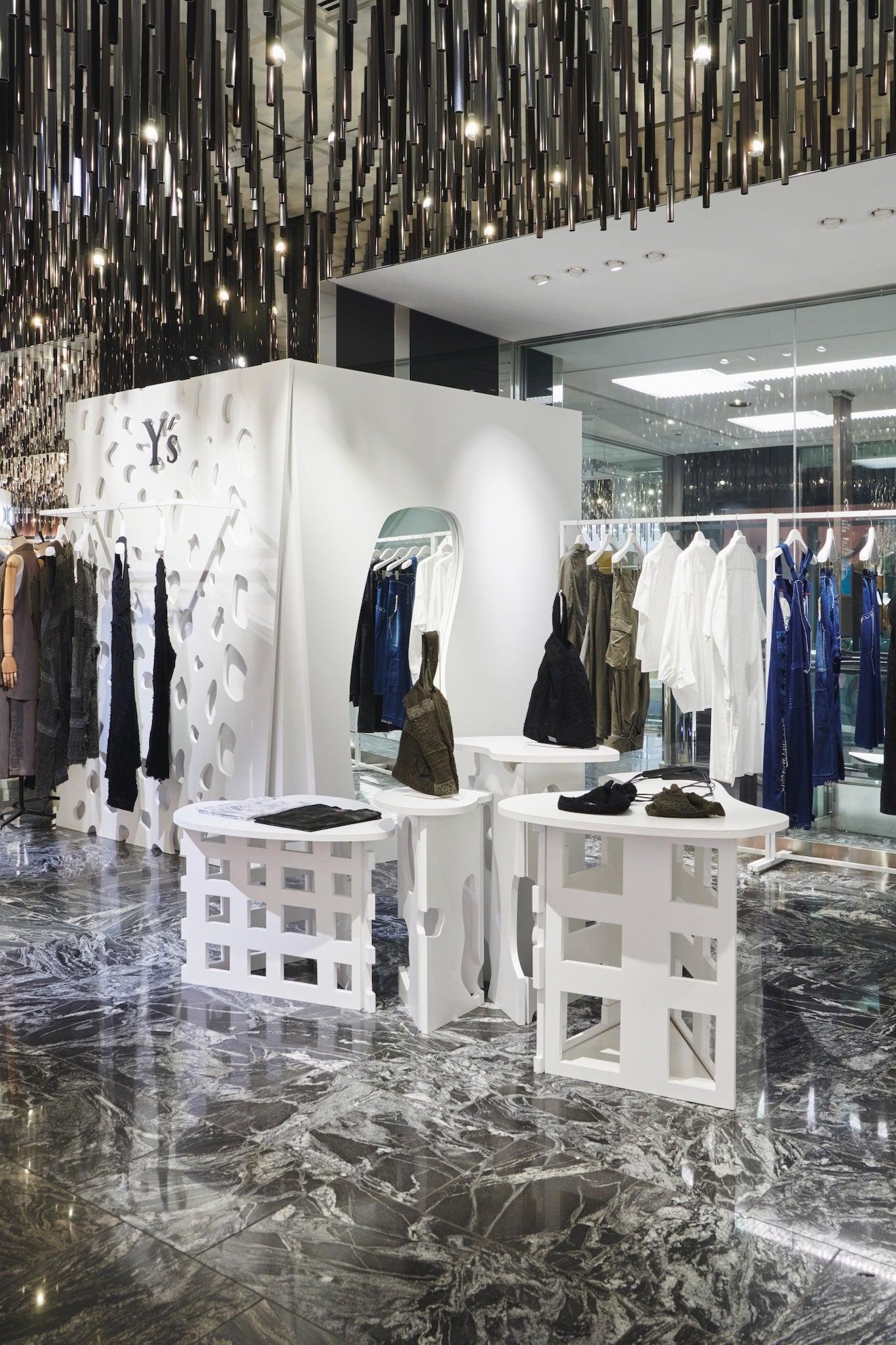 Y's、伊勢丹新宿店にレースで表現されたカプセルコレクションや、Y's