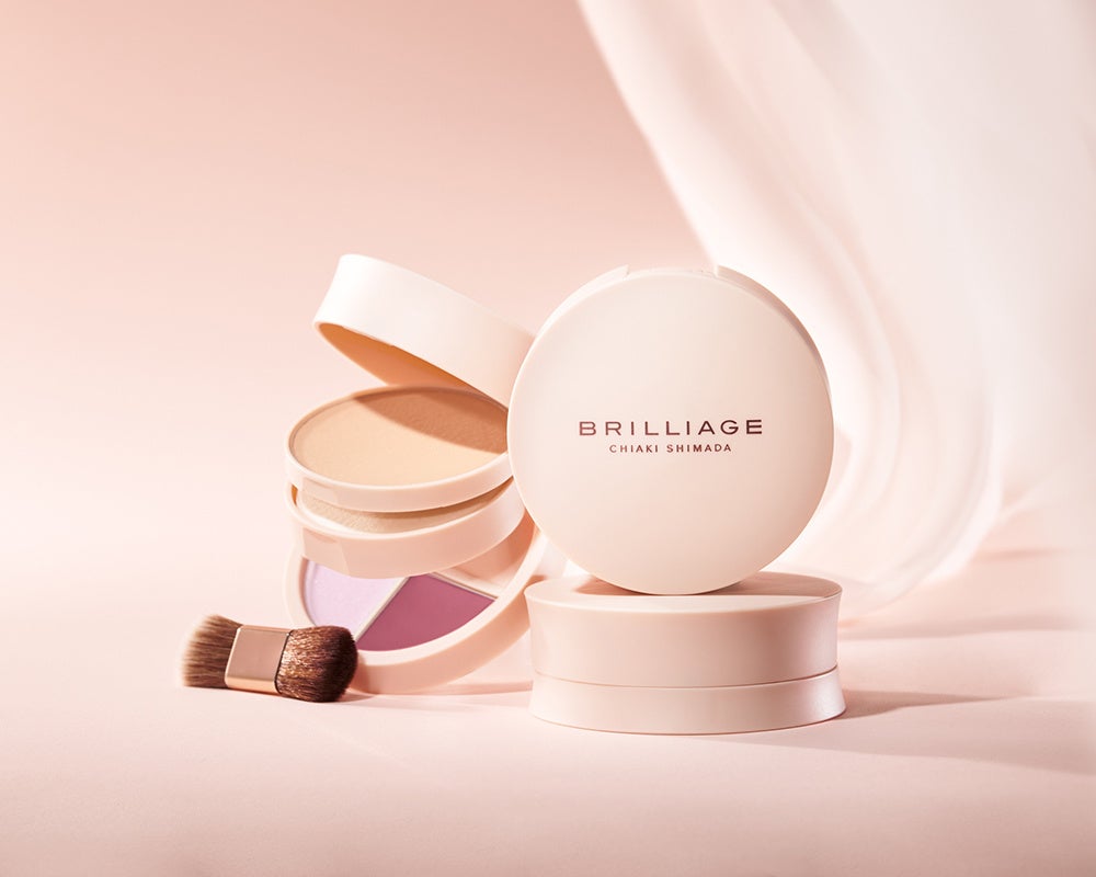 今冬のキーワードは“スモーキーピンク” 。華やかできらびやかな肌に