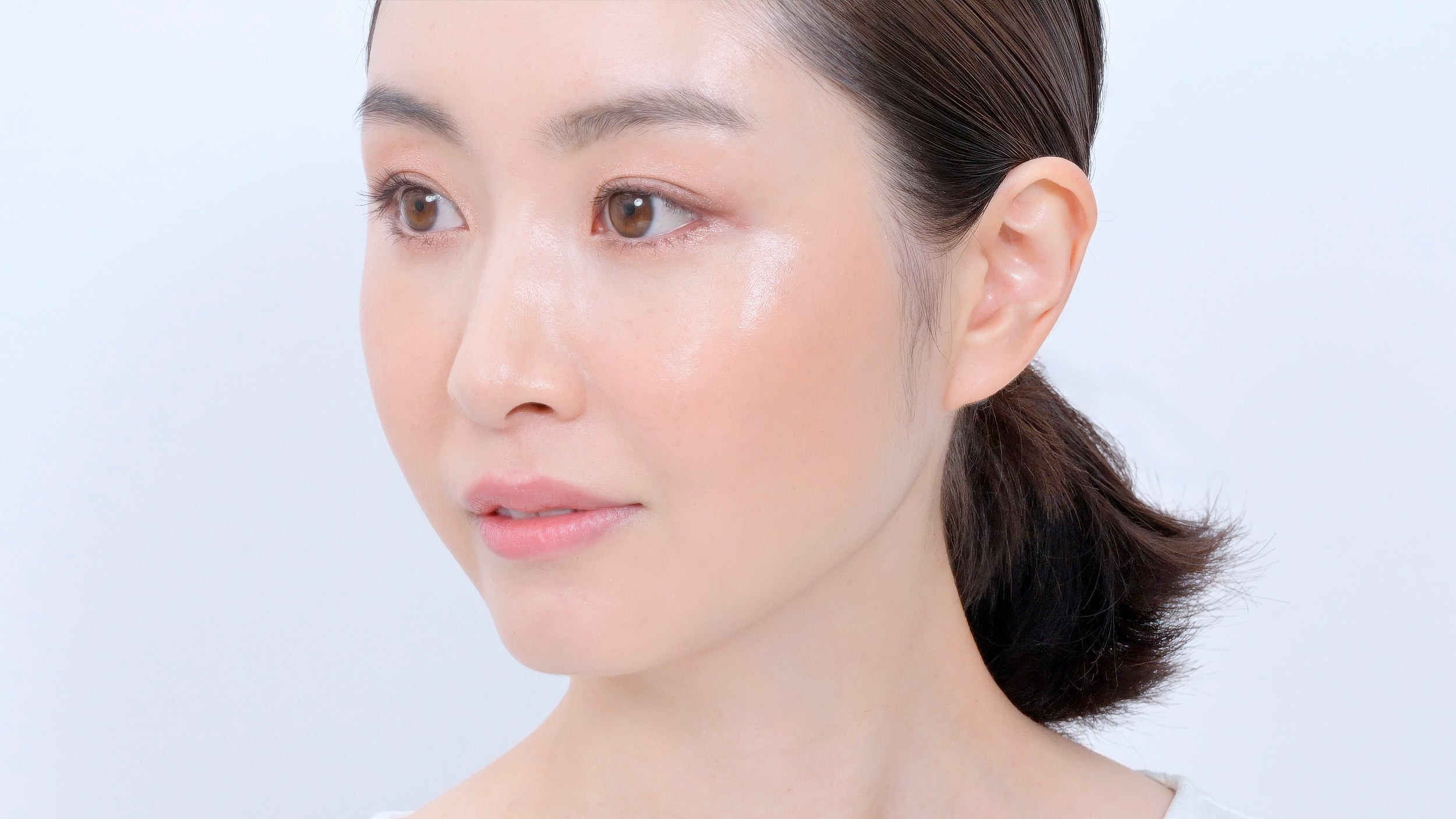 頬の気になるシミを隠しながら、“魅せる”肌に。カモフラージュ