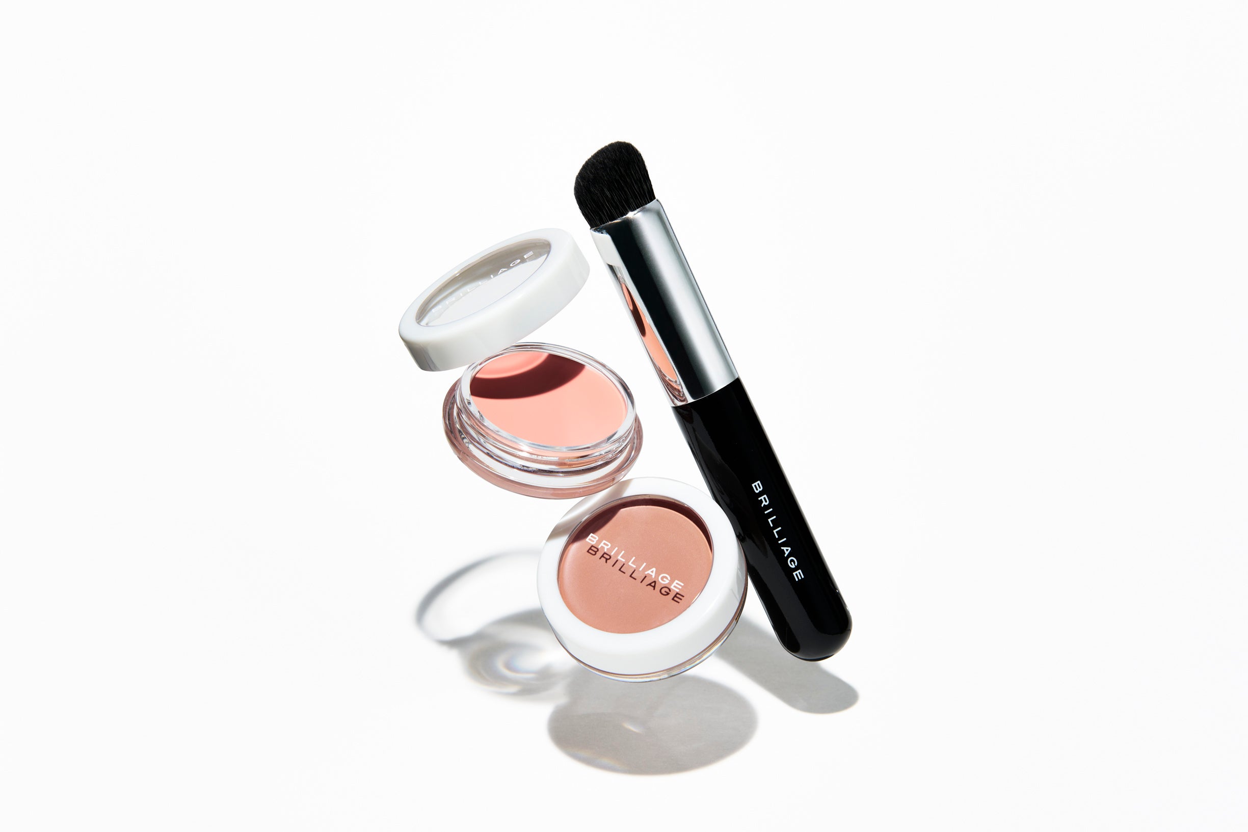 初回生産分が発売2週間で完売！頬の気になる部分を「隠す」から