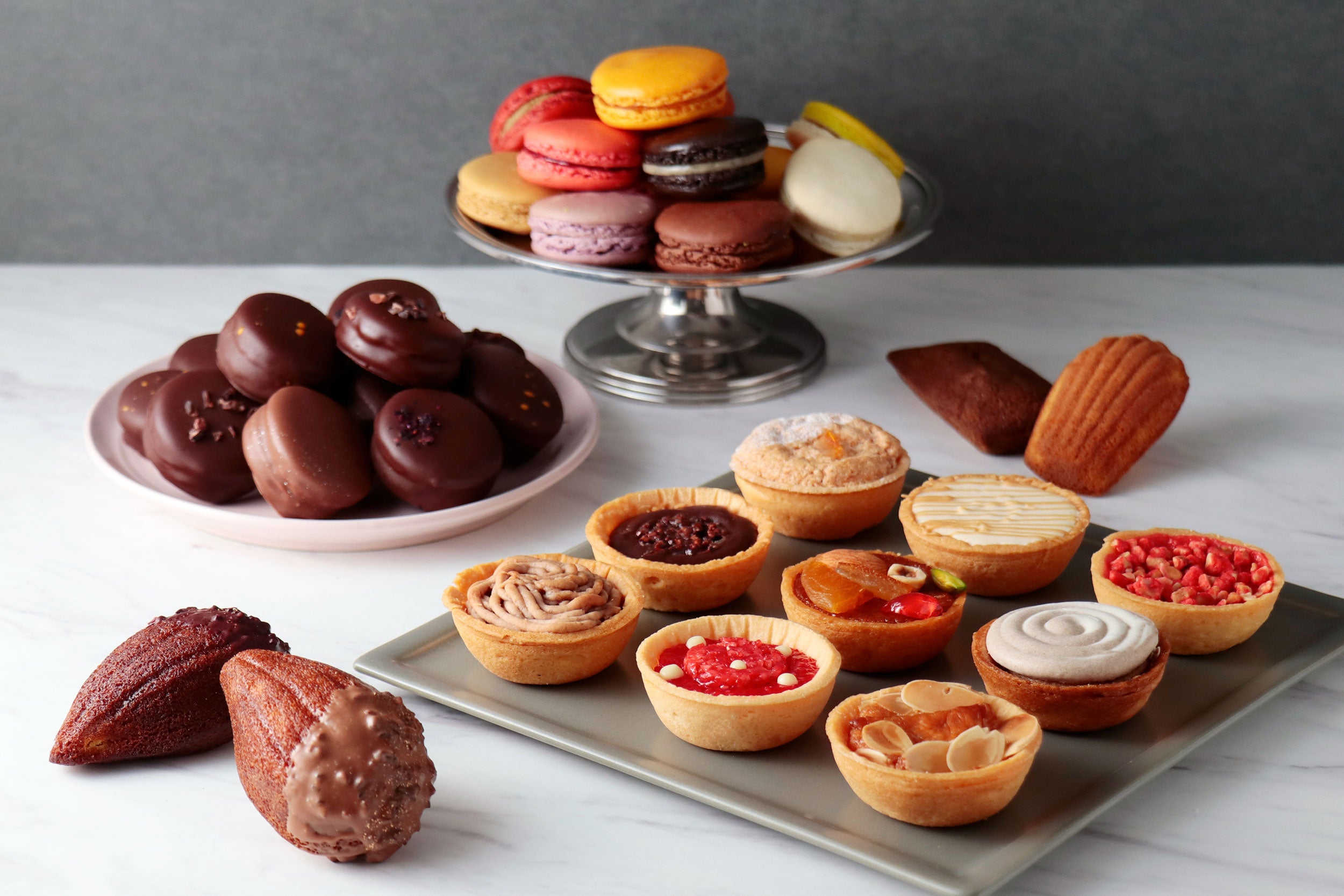季節の素材を楽しむマカロンやタルトなどこだわりのフランス菓子をお