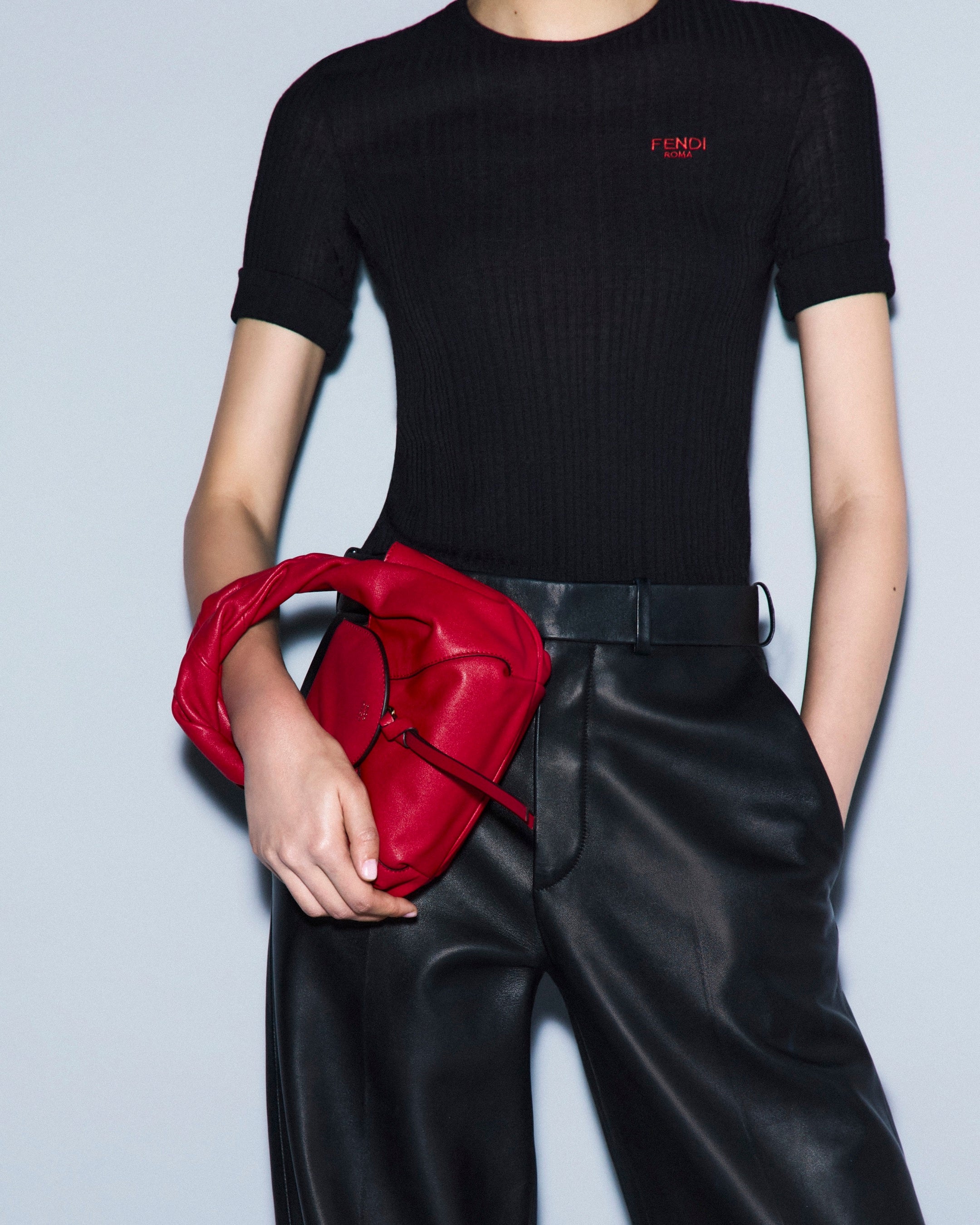 フェンディ、伝説のイットバッグ「フェンディ スパイ」にミニサイズが