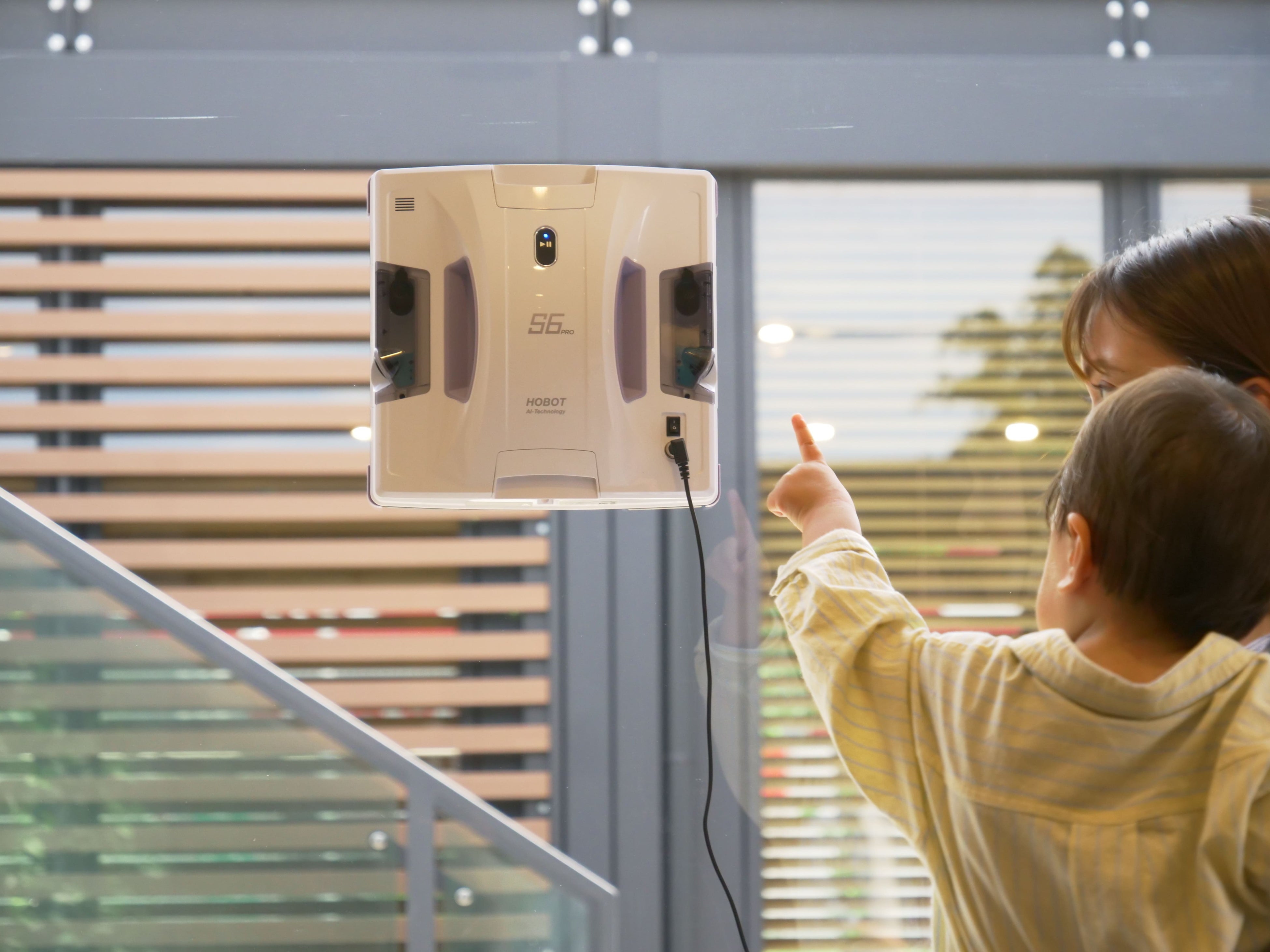 未来のスマート家電「窓掃除ロボット」 国内シェア最大級のHOBOTから