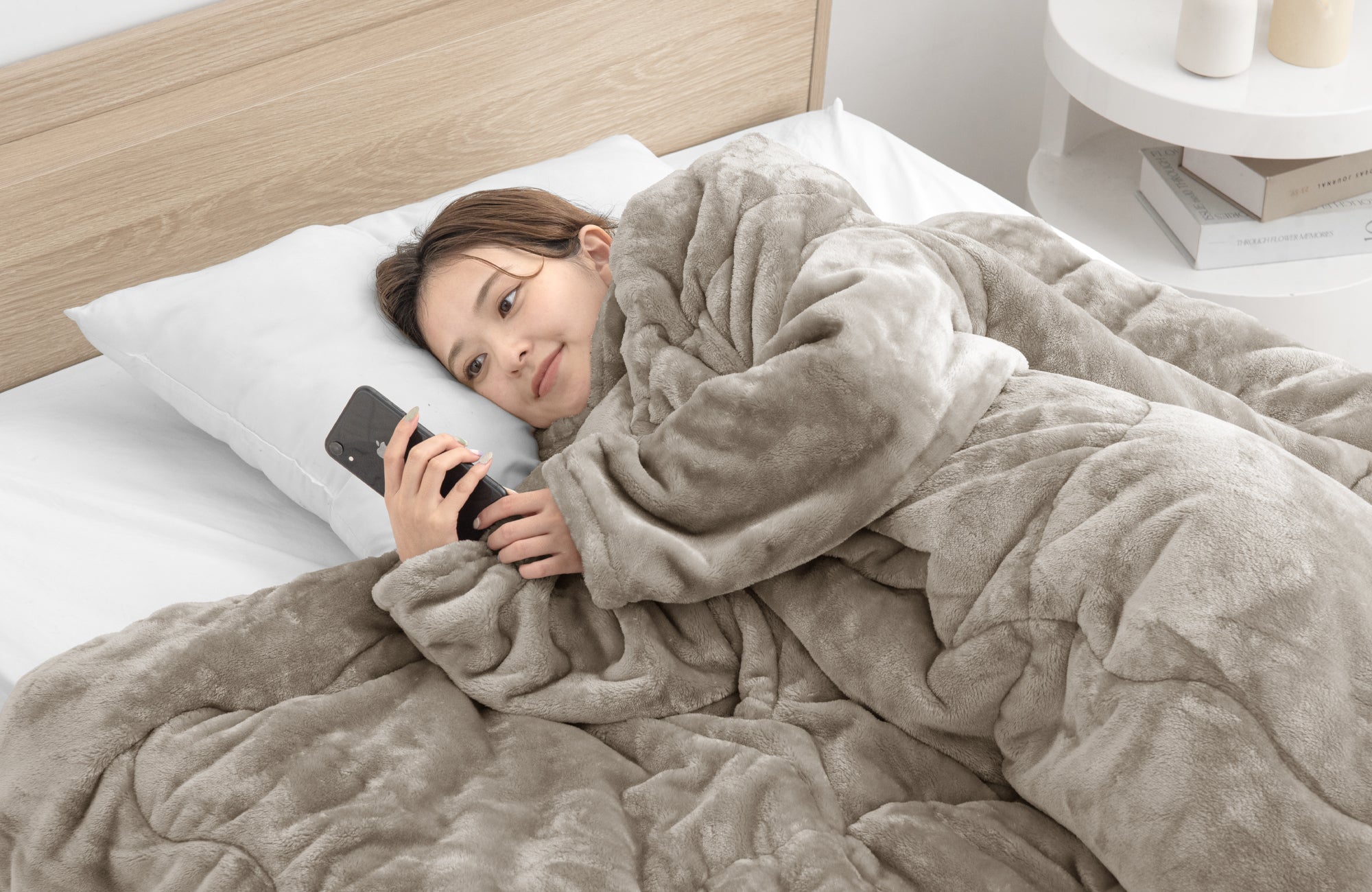 暖か快適な寝ながらスマホで冬の夜更かしをサポート！『寝ながらスマホ
