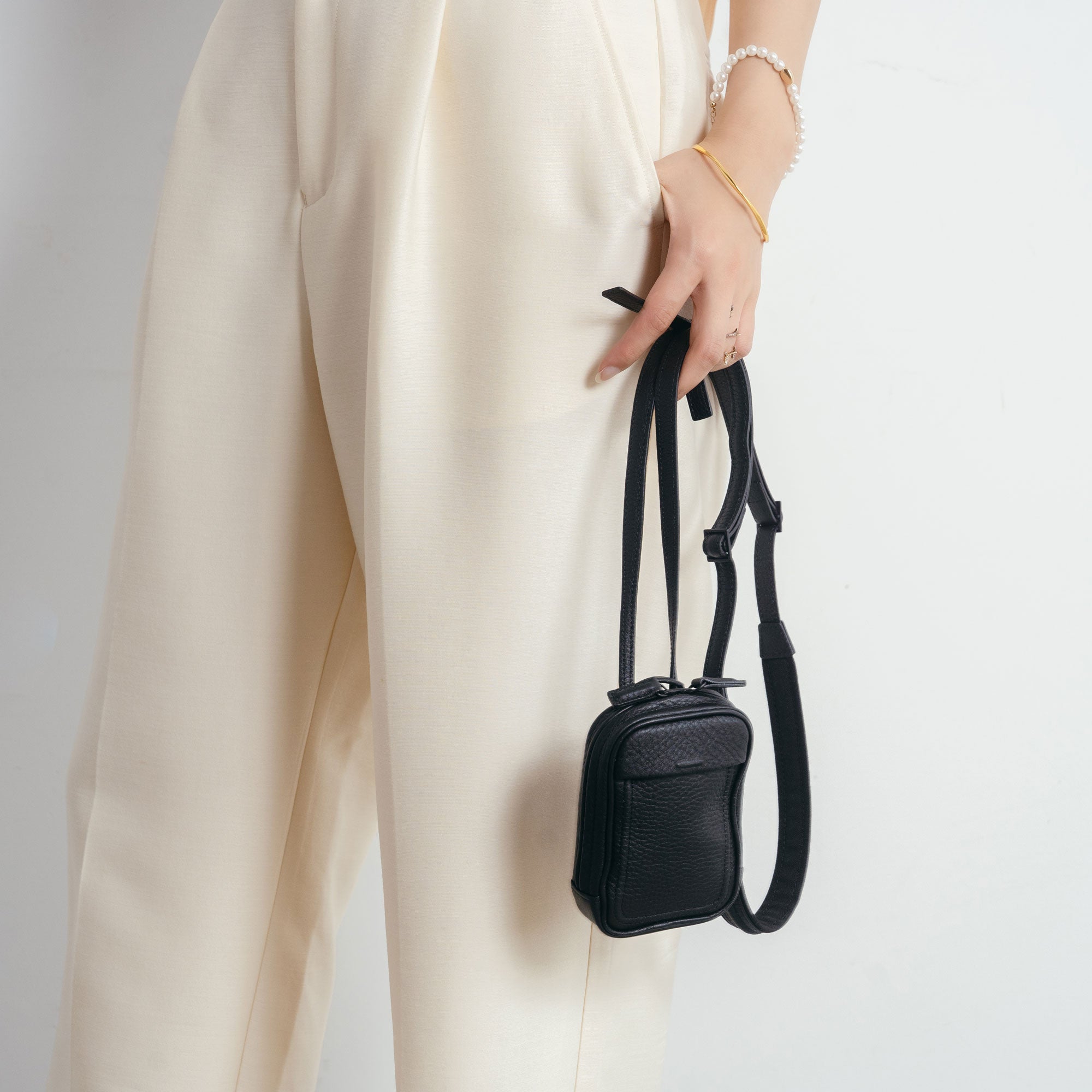 objcts.ioからアイコニックな新型レザースマホショルダーが登場