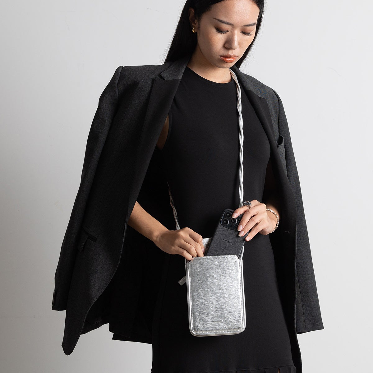 objcts.ioから、メタリックな質感が特長の「シルバー」をはじめとした