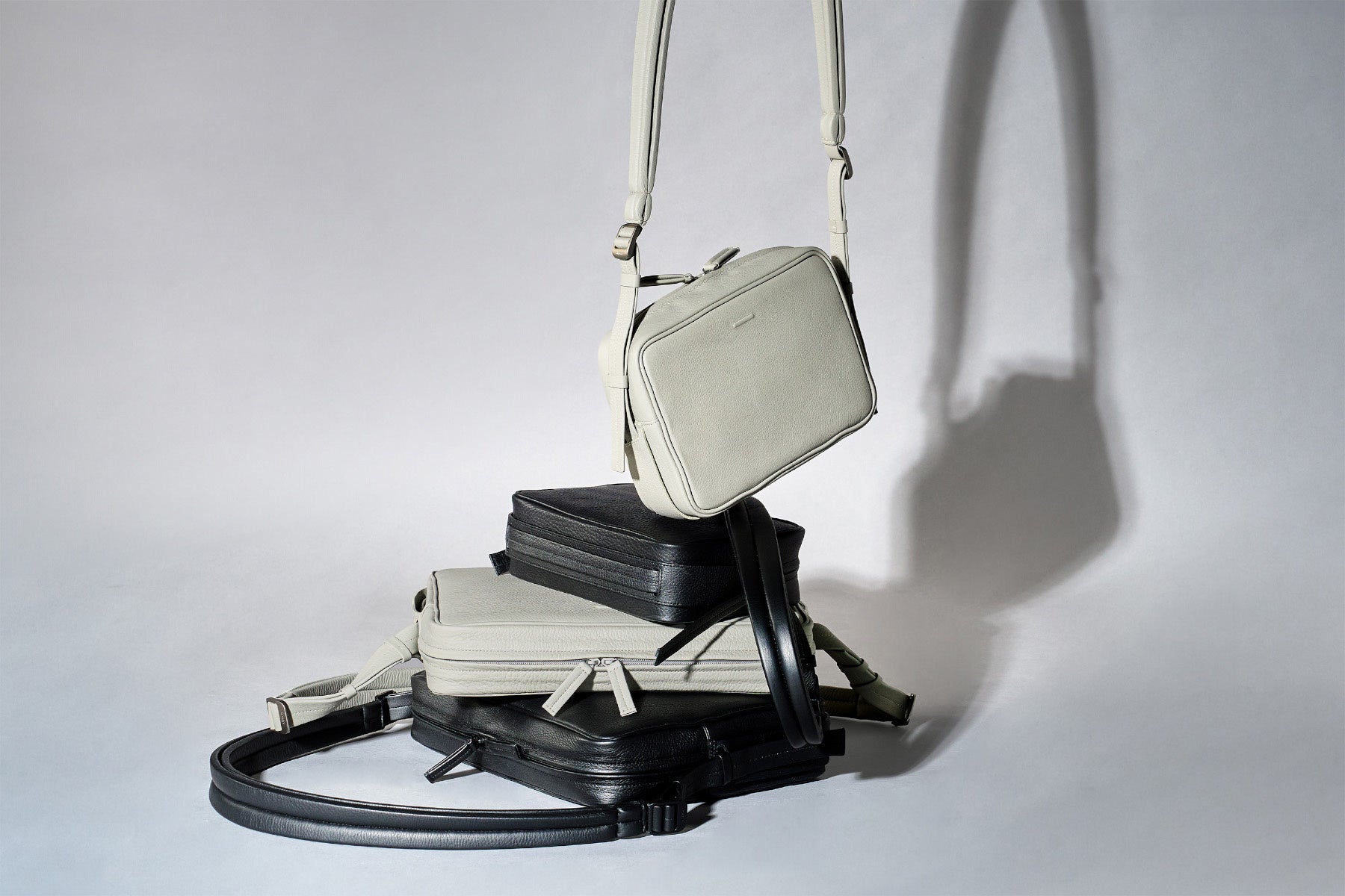 objcts.io】レザートート以来となる新型バッグが登場。ブランド初と