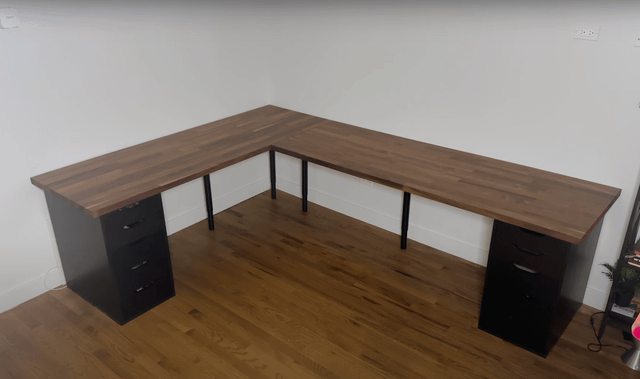 KARLBYの天板とALEXの引き出しを使って、IKEAのデスクを作ったんだ