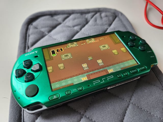 何年もやってなかったんだけど、気合の入ったグリーンのPSPを手に入れ