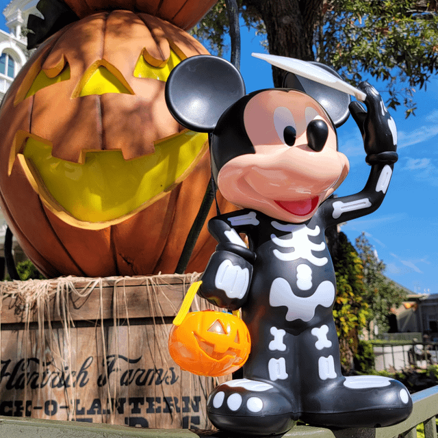 ミッキーグローインザダークスケルトンポップコーンバケット、MKで販売